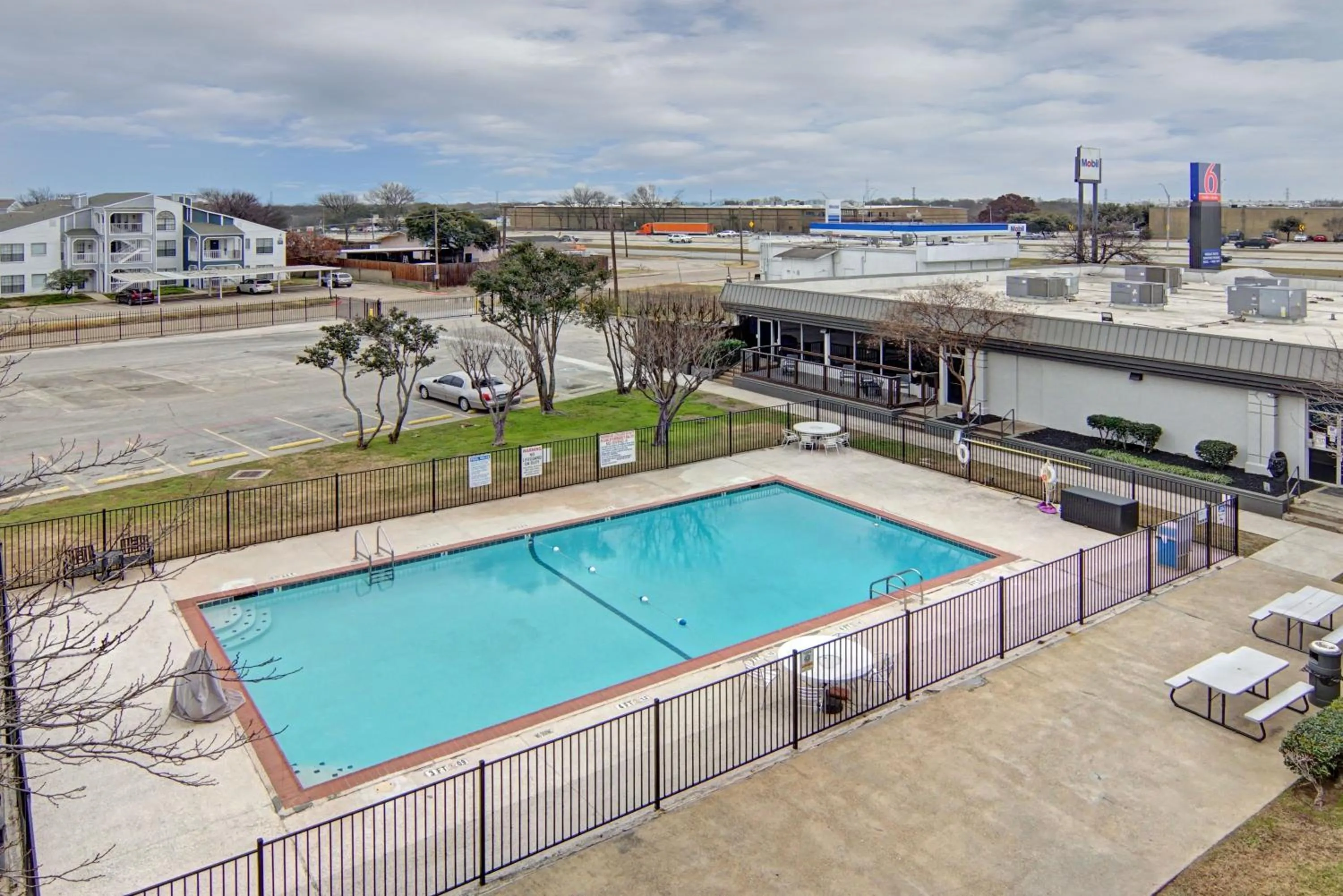 Inner courtyard view in Motel 6 Mesquite, TX Town East