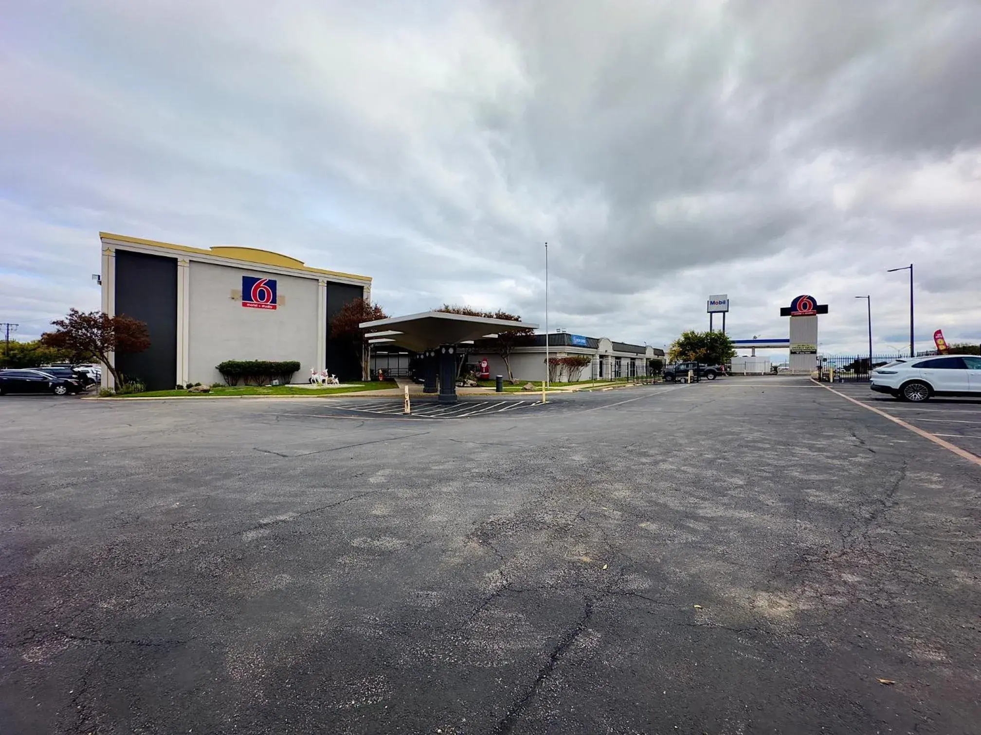 Property building in Motel 6 Mesquite, TX Town East