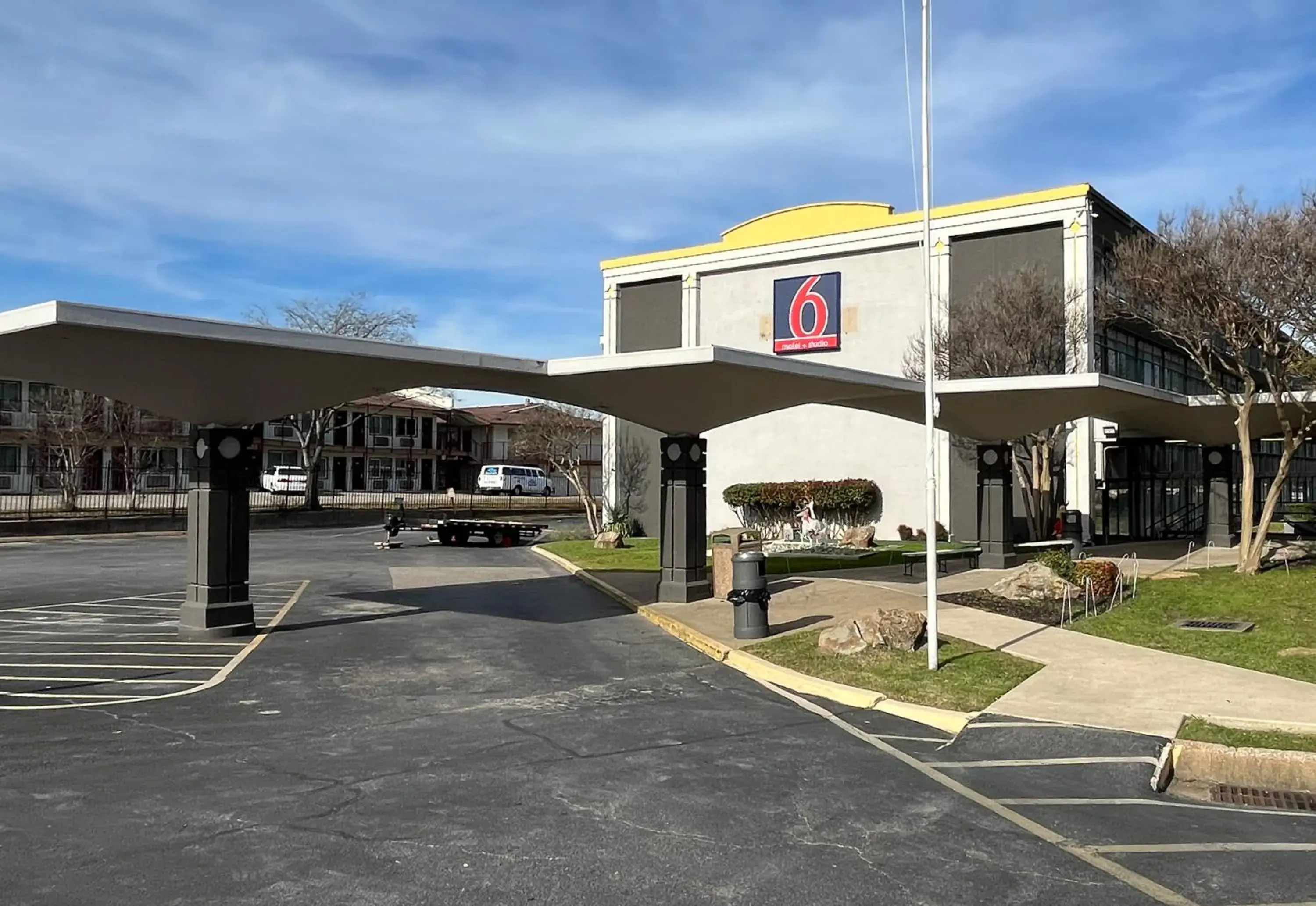 Property Building in Motel 6 Mesquite, TX Town East
