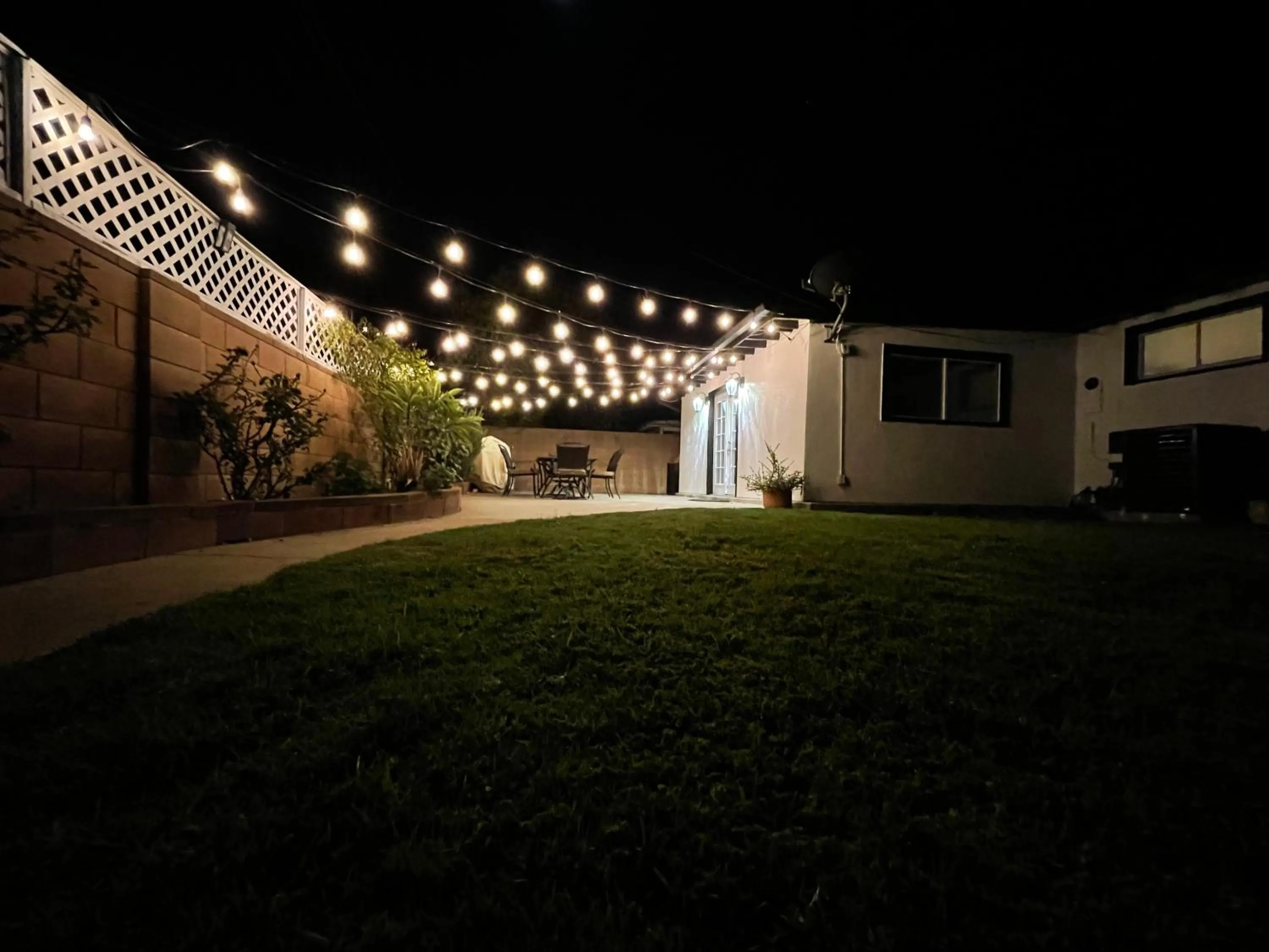 Garden in Cheerful, Beautifully Remodeled, Modern, Comfortable Home