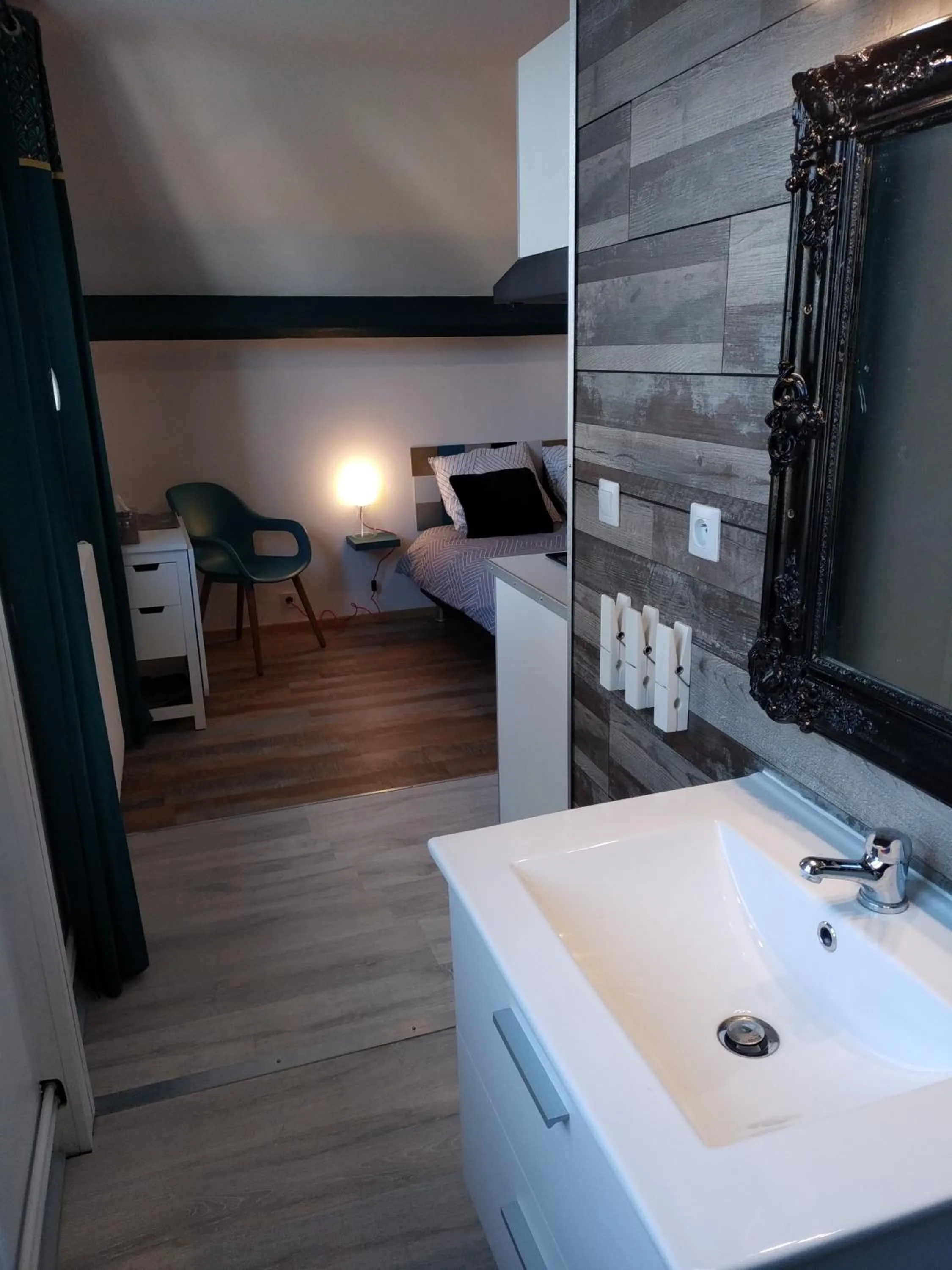 Bathroom in Studio et chambres d'hôtes les nuits de Gesnes