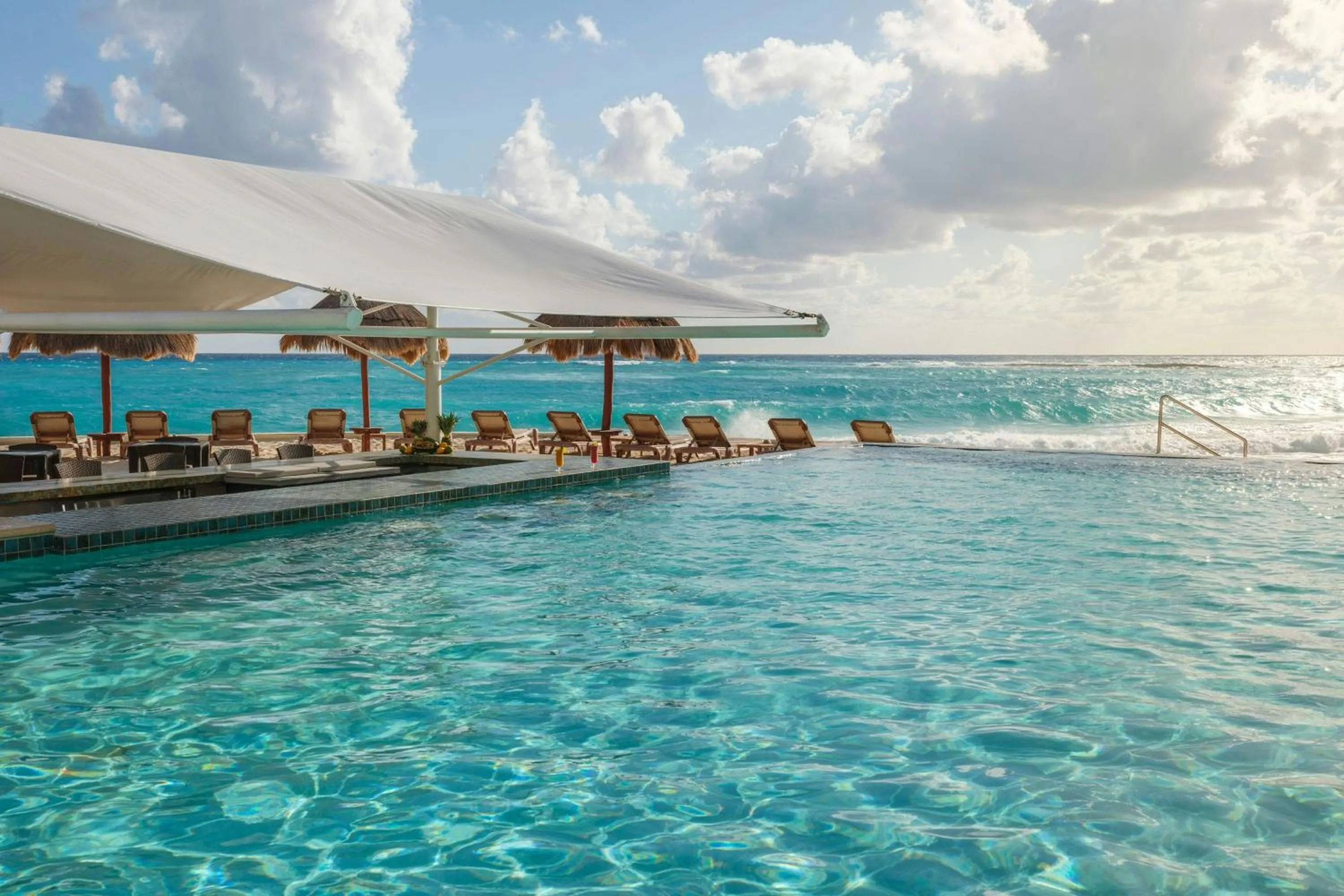 Swimming pool in The Westin Resort & Spa Cancun
