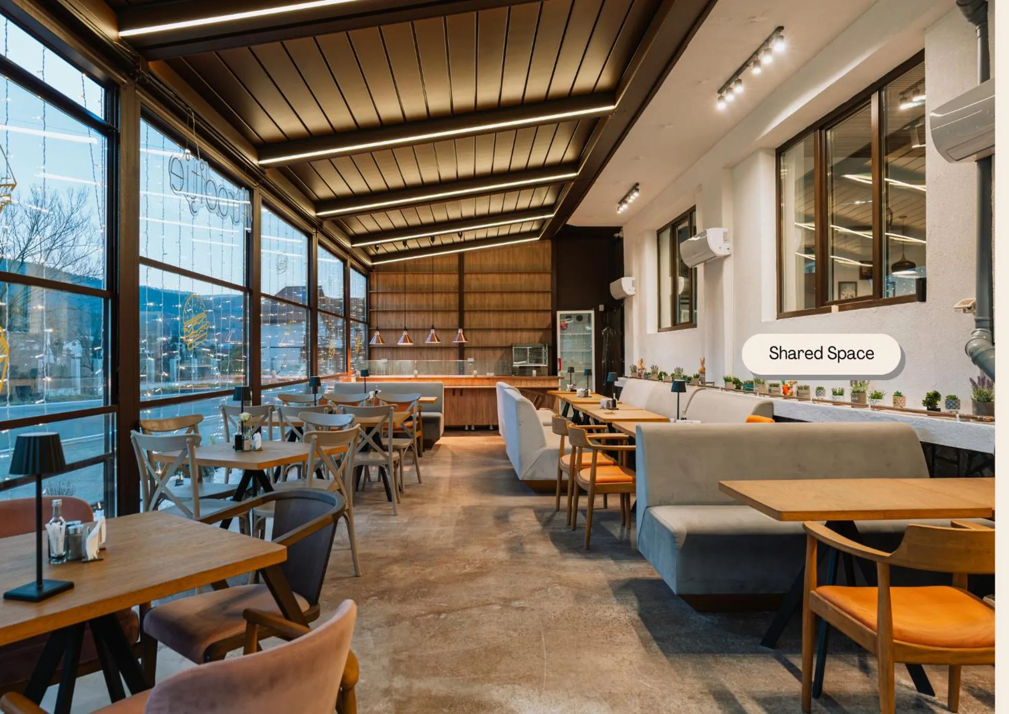 Restaurant/places to eat in Suru Hotel & Restaurant