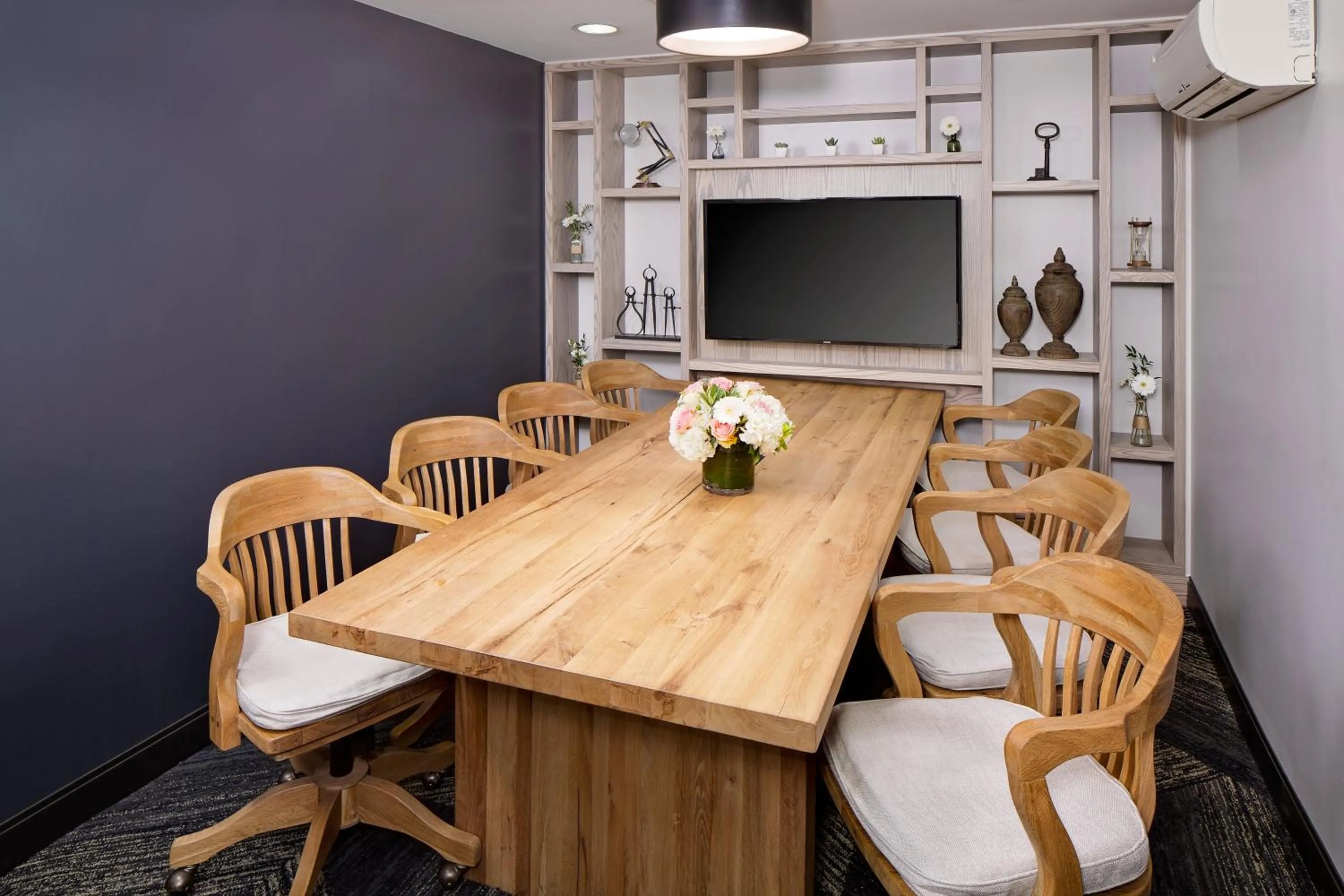 Meeting/conference room in Hotel Indigo Boston Garden by IHG