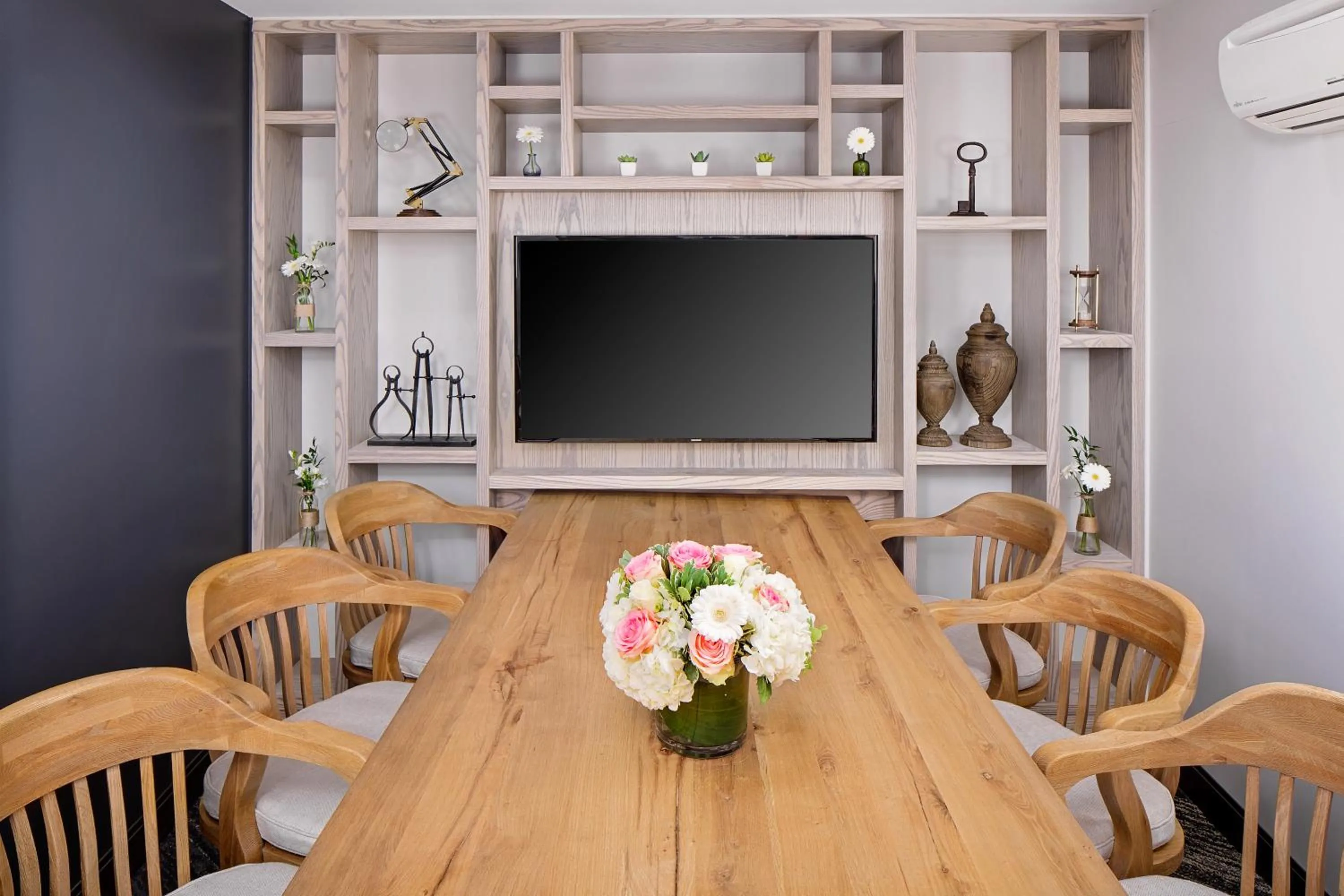 Meeting/conference room in Hotel Indigo Boston Garden by IHG