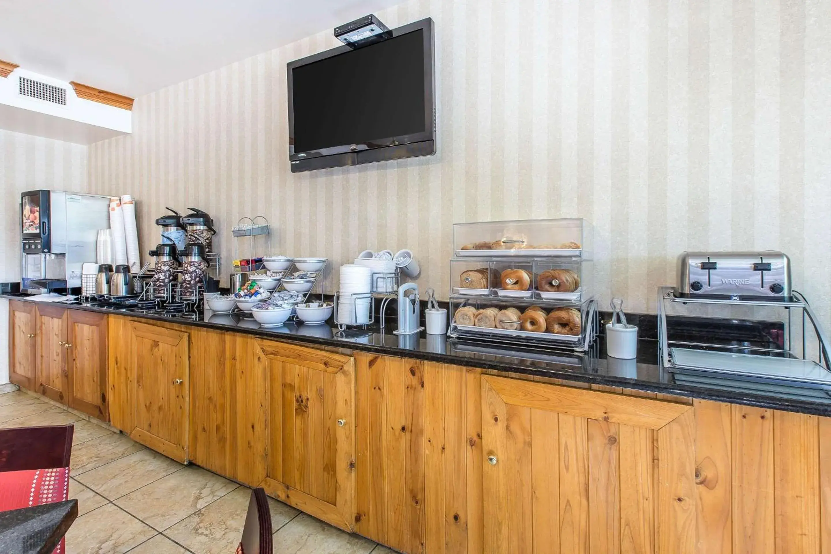 Restaurant/places to eat in Comfort Suites Summit County Restaurant/places to eat in Comfort Suites Summit County