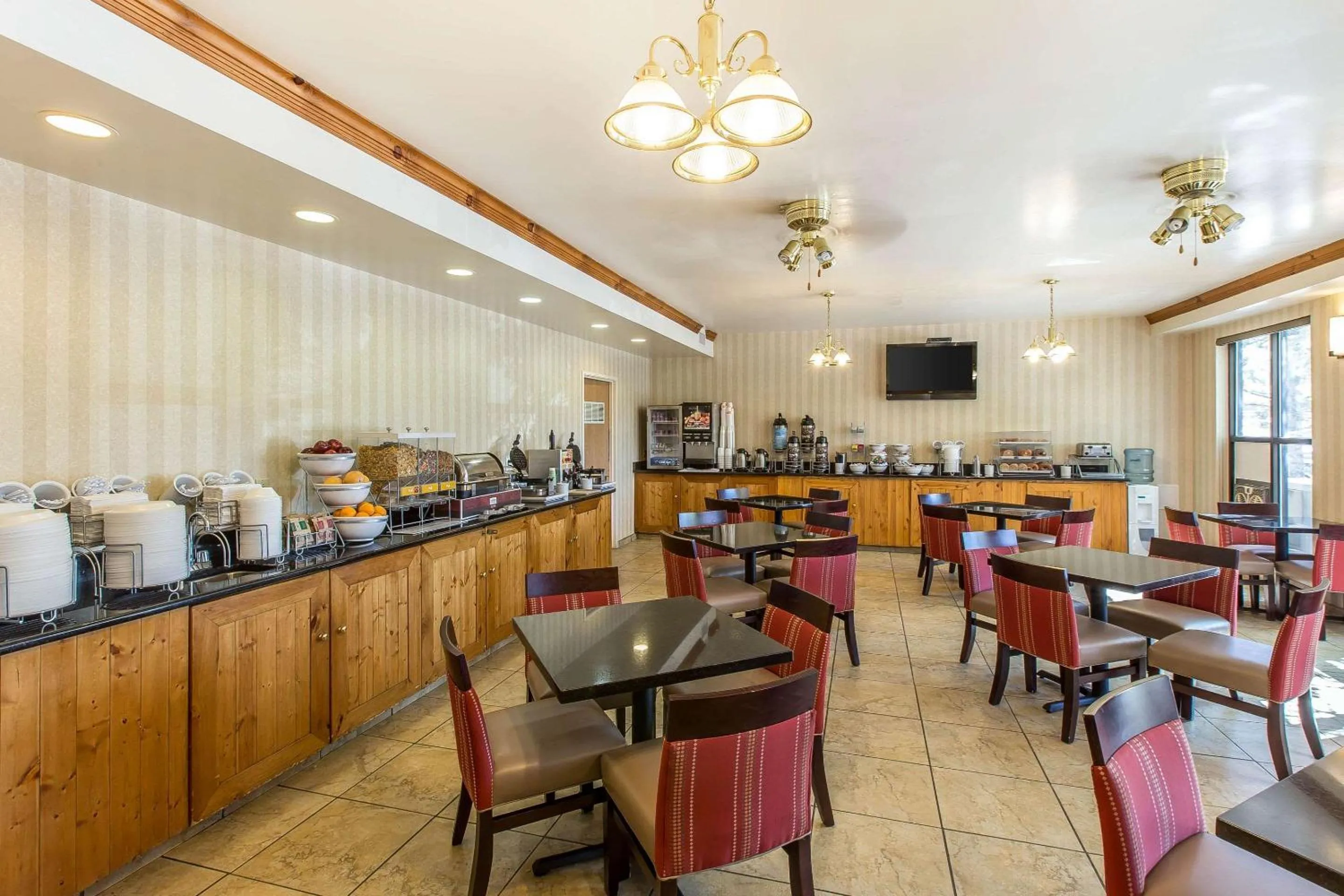 Restaurant/places to eat in Comfort Suites Summit County