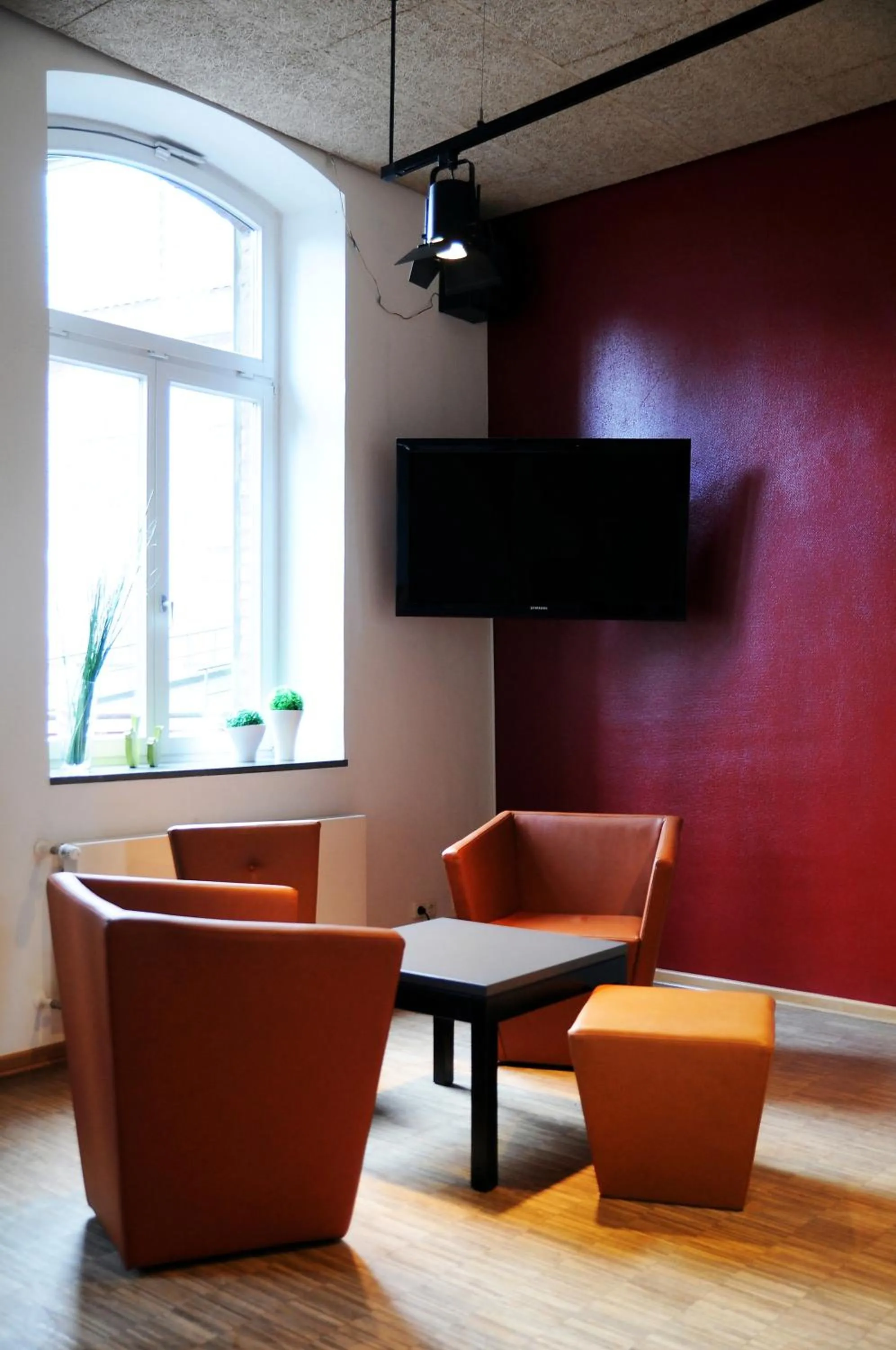 Communal lounge/ TV room in Jugendherberge Duisburg Landschaftspark