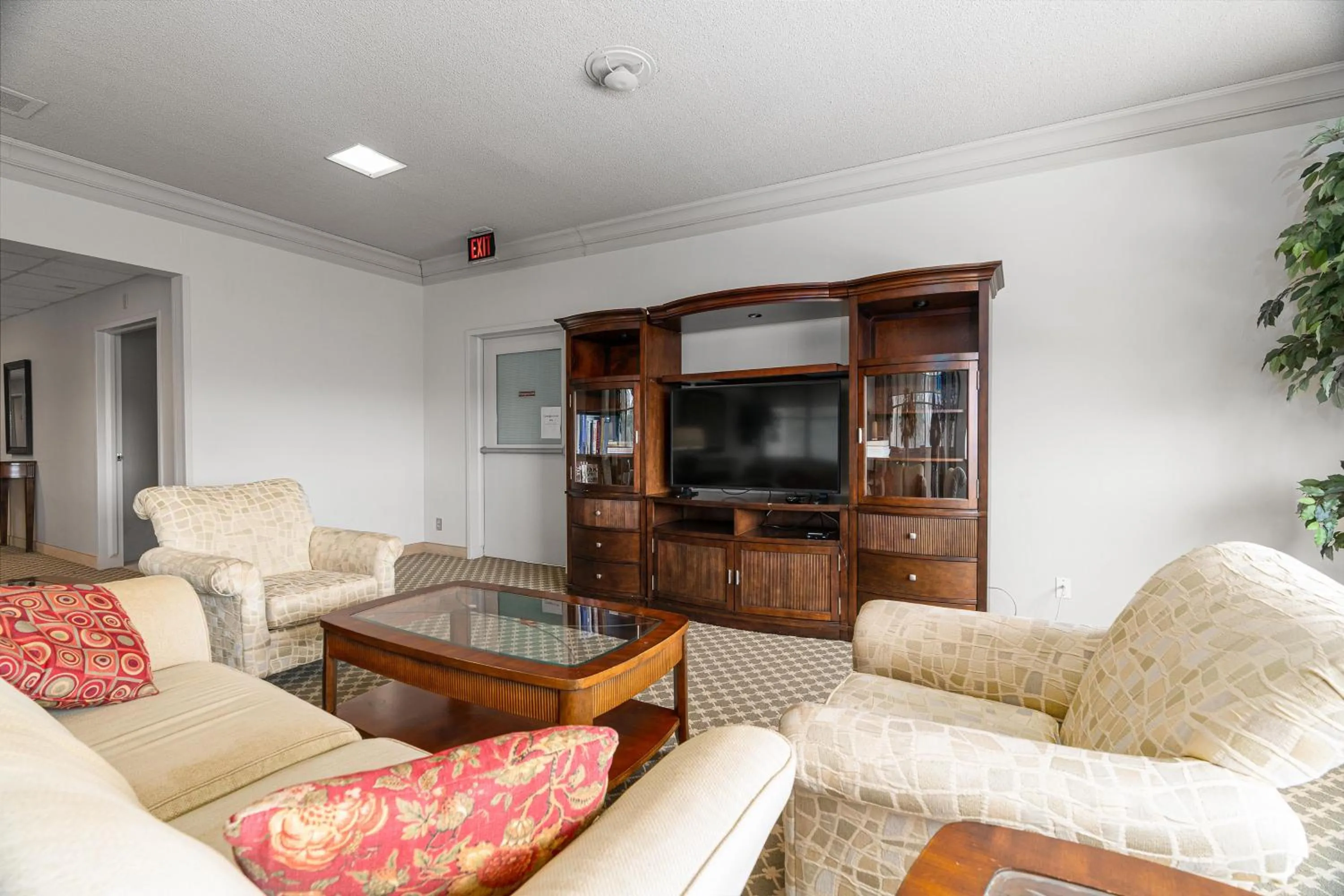 Communal lounge/ TV room in Guest House on the Mount