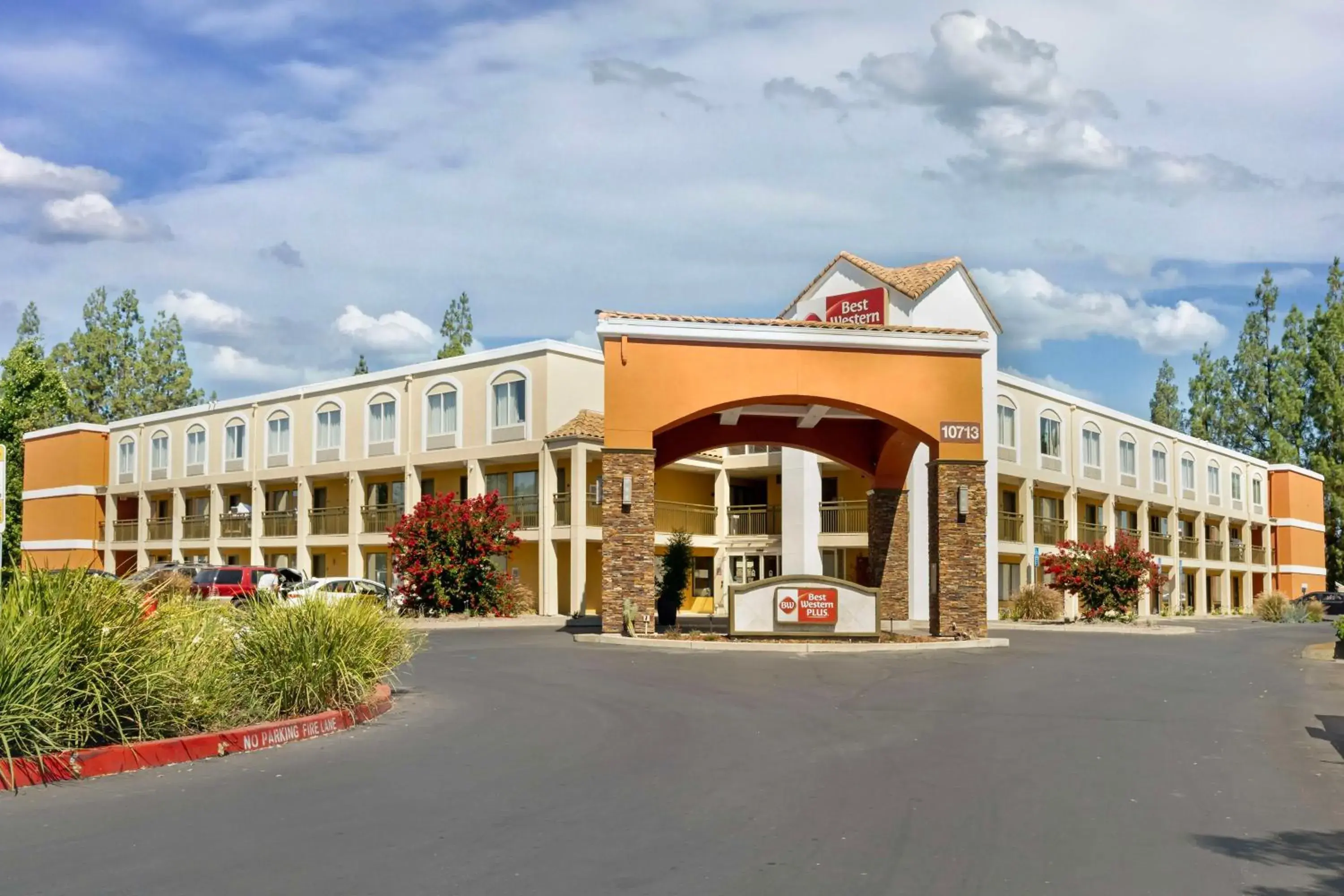 Property building in Best Western Plus Rancho Cordova Inn Property building in Best Western Plus Rancho Cordova Inn