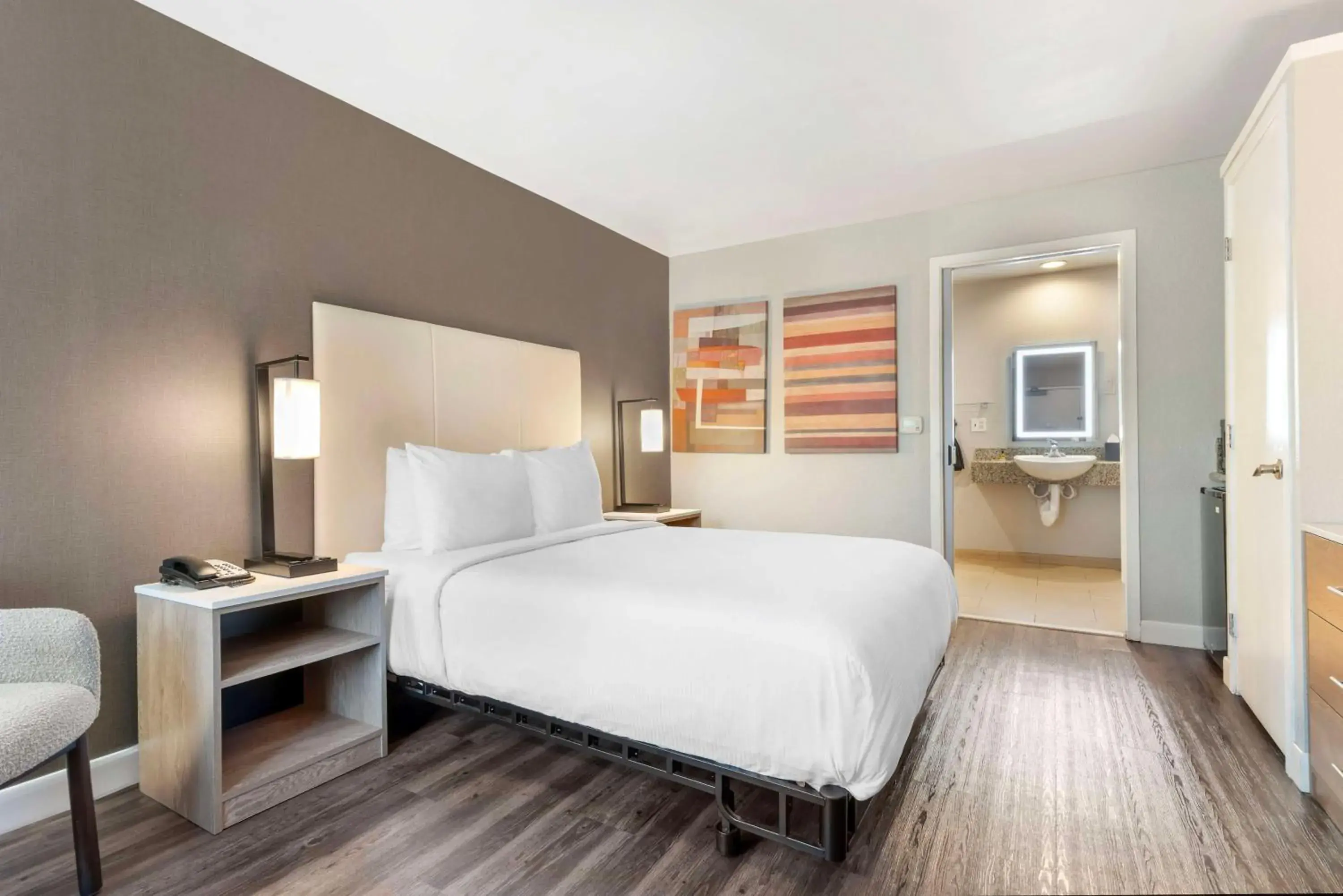 Queen Room with Roll-In Shower - Mobility Access/Non-Smoking in Best Western Plus Rancho Cordova Inn Queen Room with Roll-In Shower - Mobility Access/Non-Smoking in Best Western Plus Rancho Cordova Inn