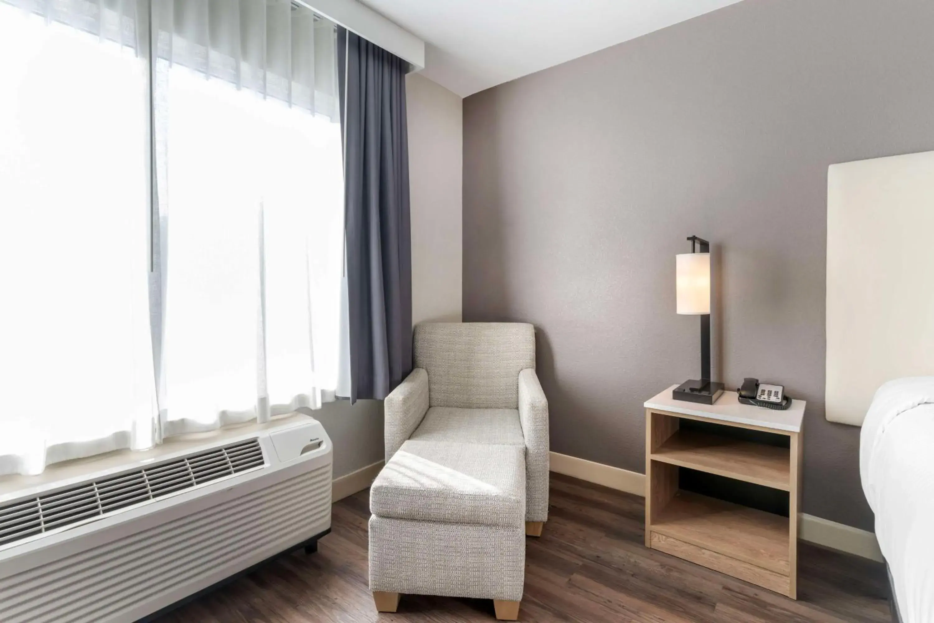 Bedroom in Best Western Plus Rancho Cordova Inn Bedroom in Best Western Plus Rancho Cordova Inn