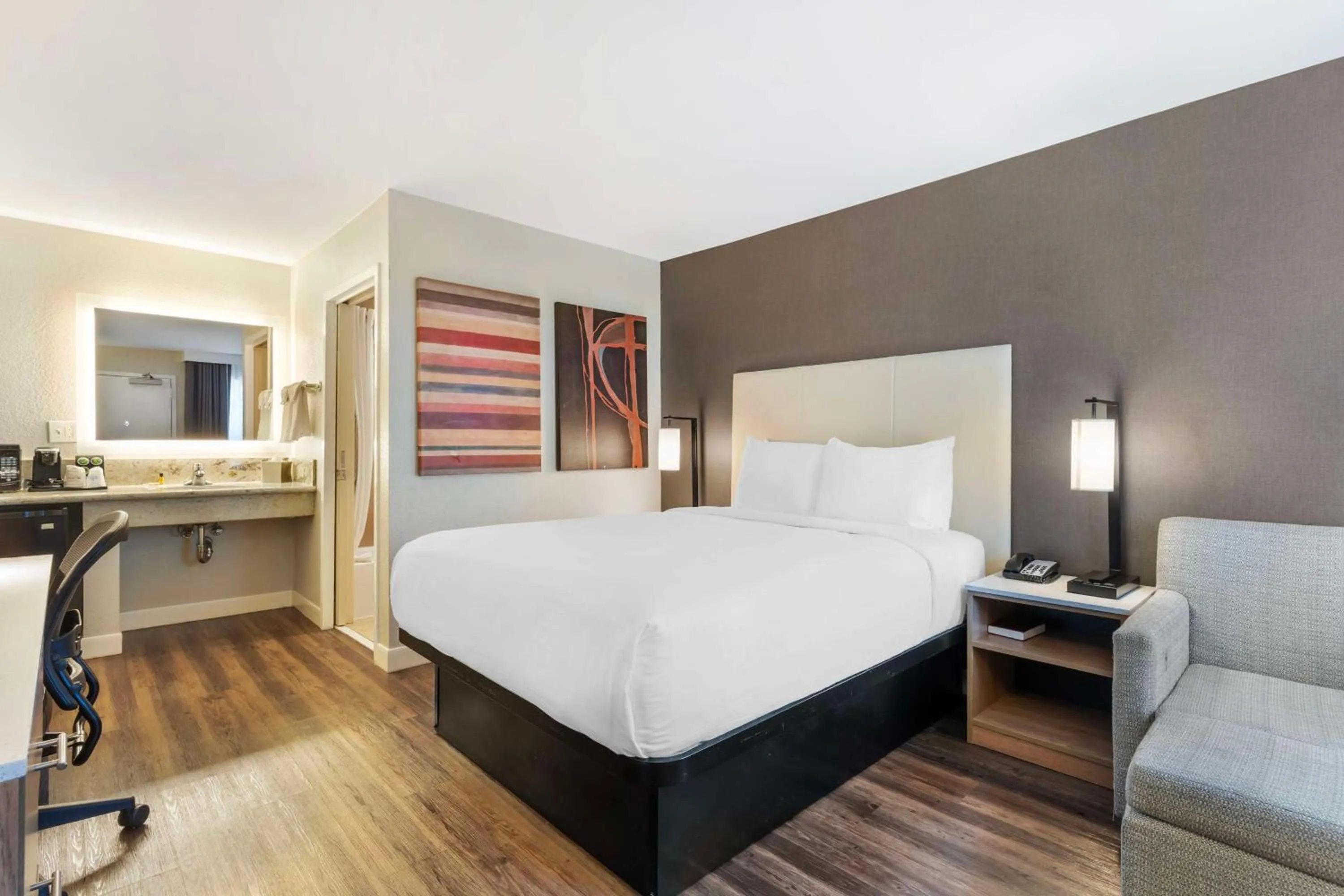 Bedroom, Bed in Best Western Plus Rancho Cordova Inn