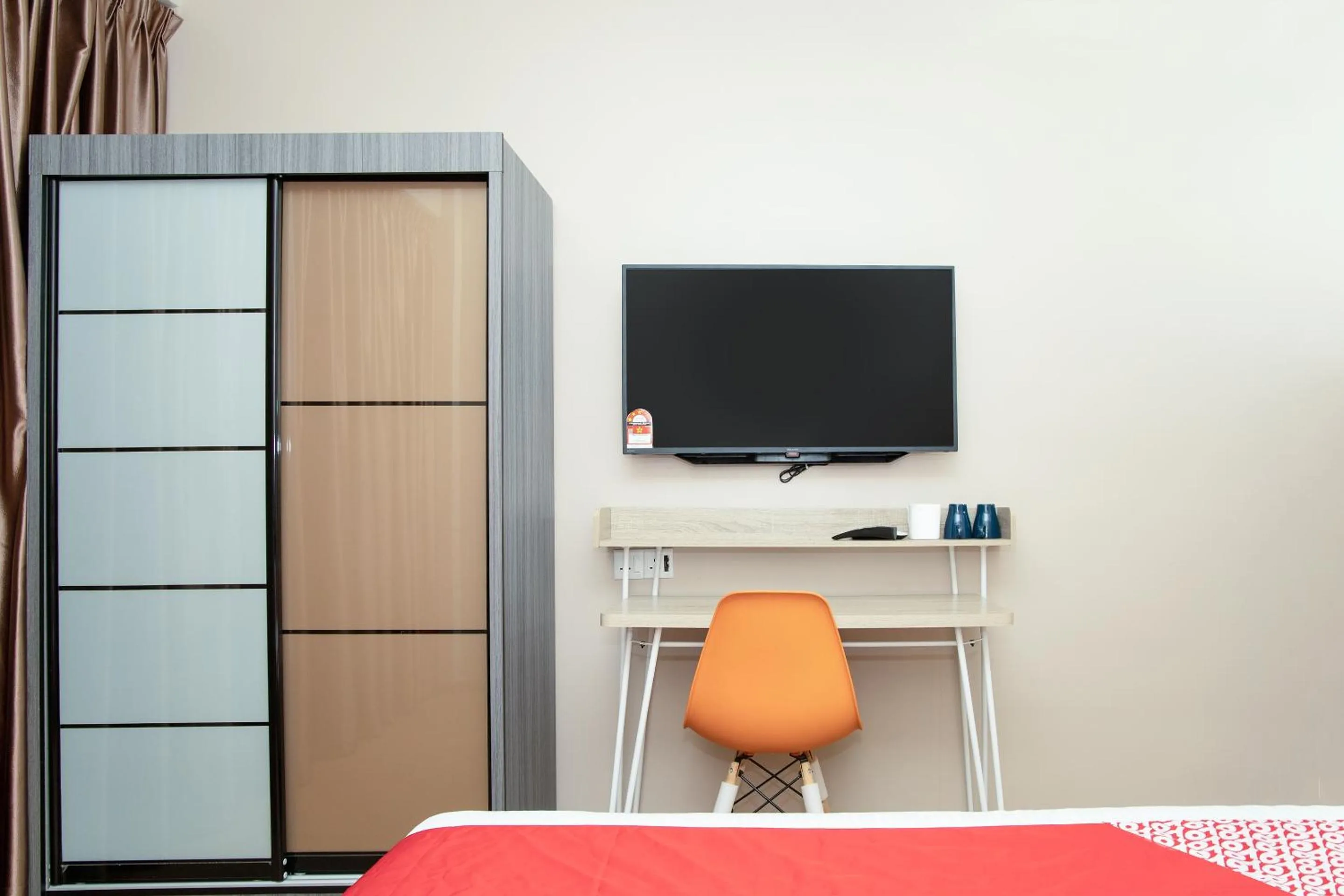 Bedroom in Capital O 90406 Mirani Hotel