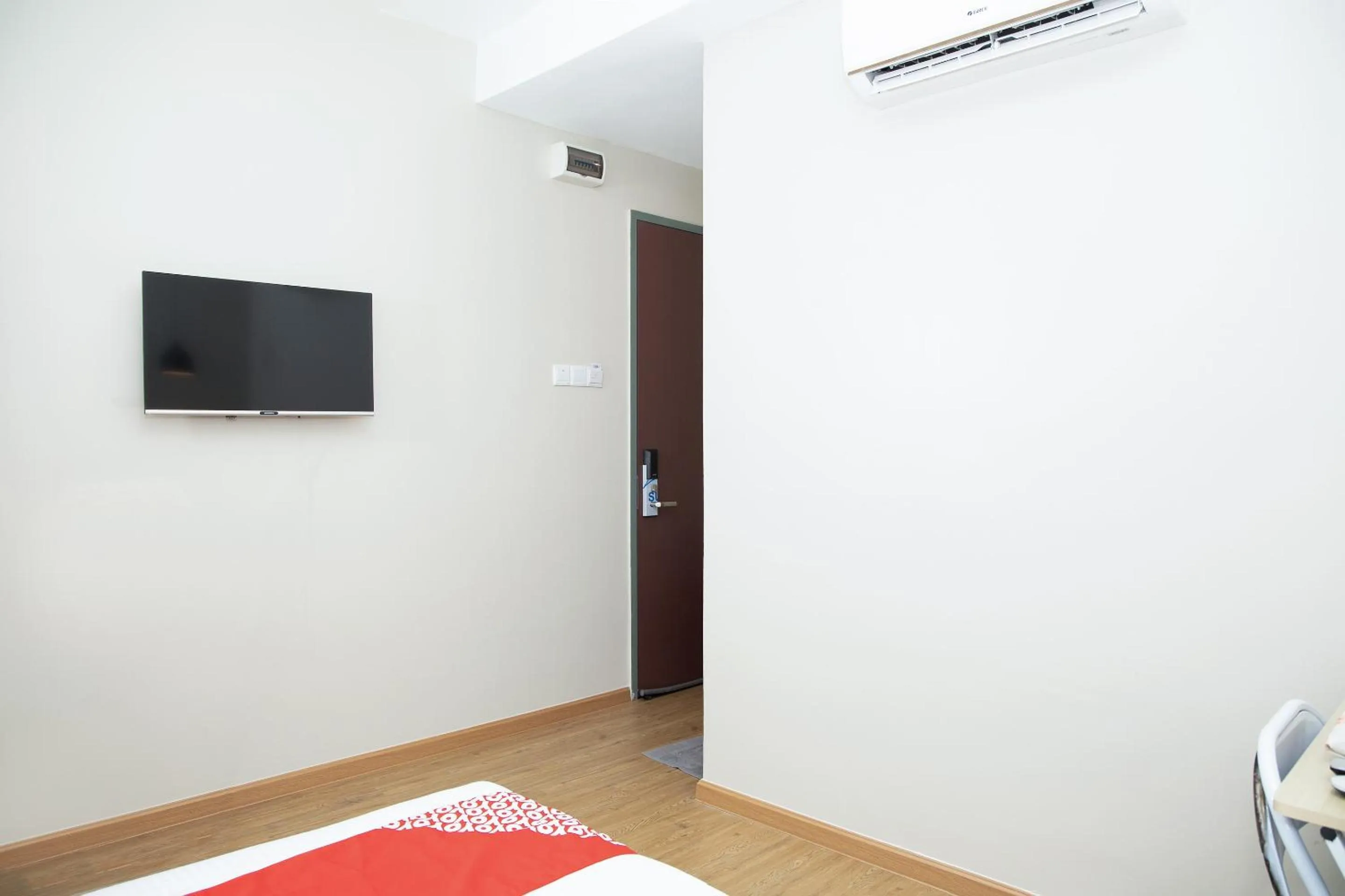 Bedroom in Capital O 90406 Mirani Hotel