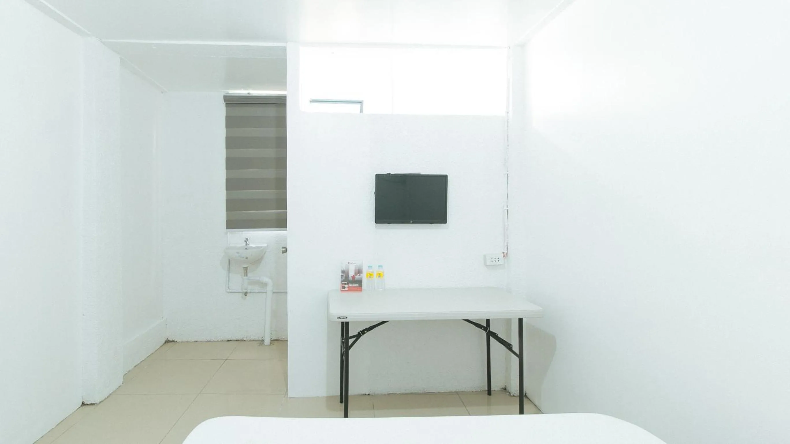 TV and multimedia in RedDoorz @ Shukran Rentals OPC Pampanga