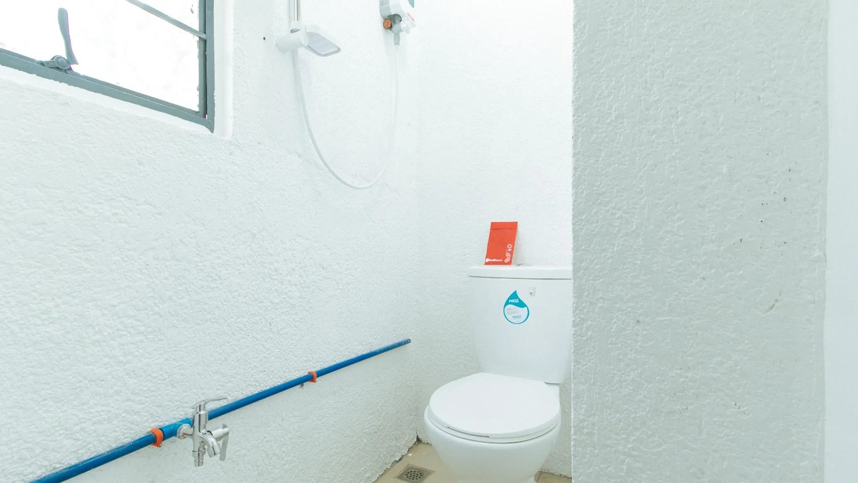 Shower in RedDoorz @ Shukran Rentals OPC Pampanga