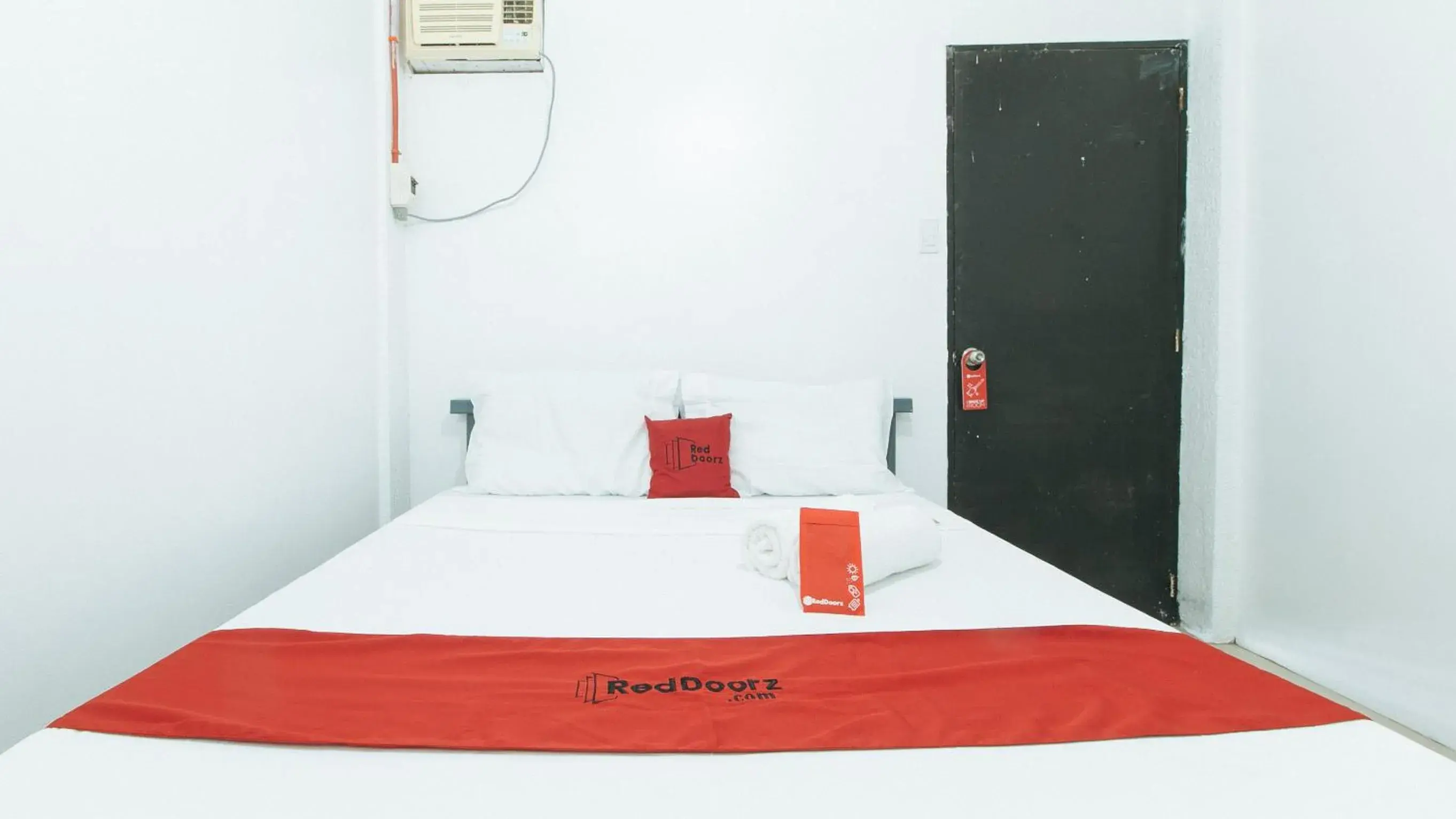 Bed in RedDoorz @ Shukran Rentals OPC Pampanga Bed in RedDoorz @ Shukran Rentals OPC Pampanga