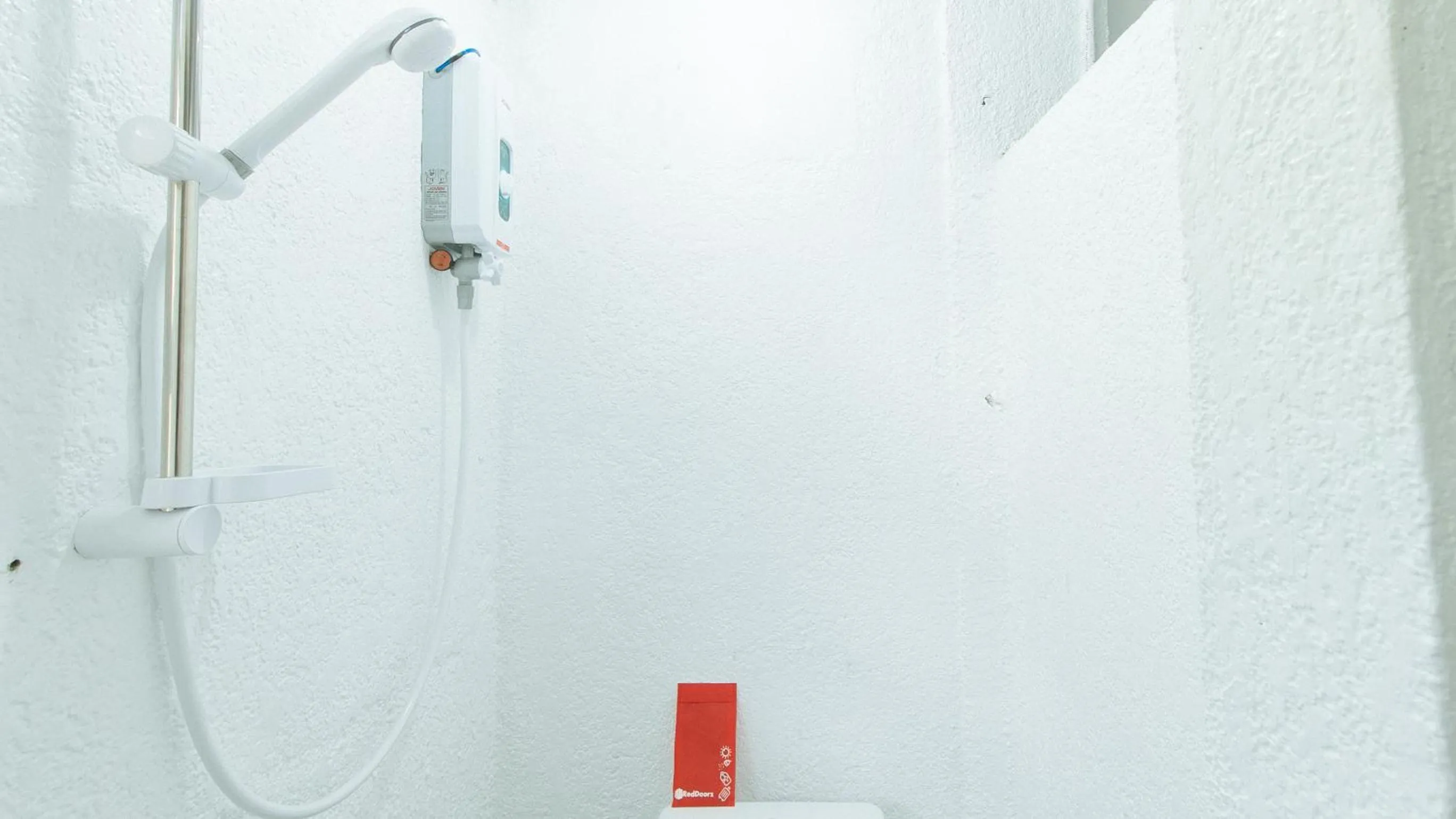 Shower in RedDoorz @ Shukran Rentals OPC Pampanga