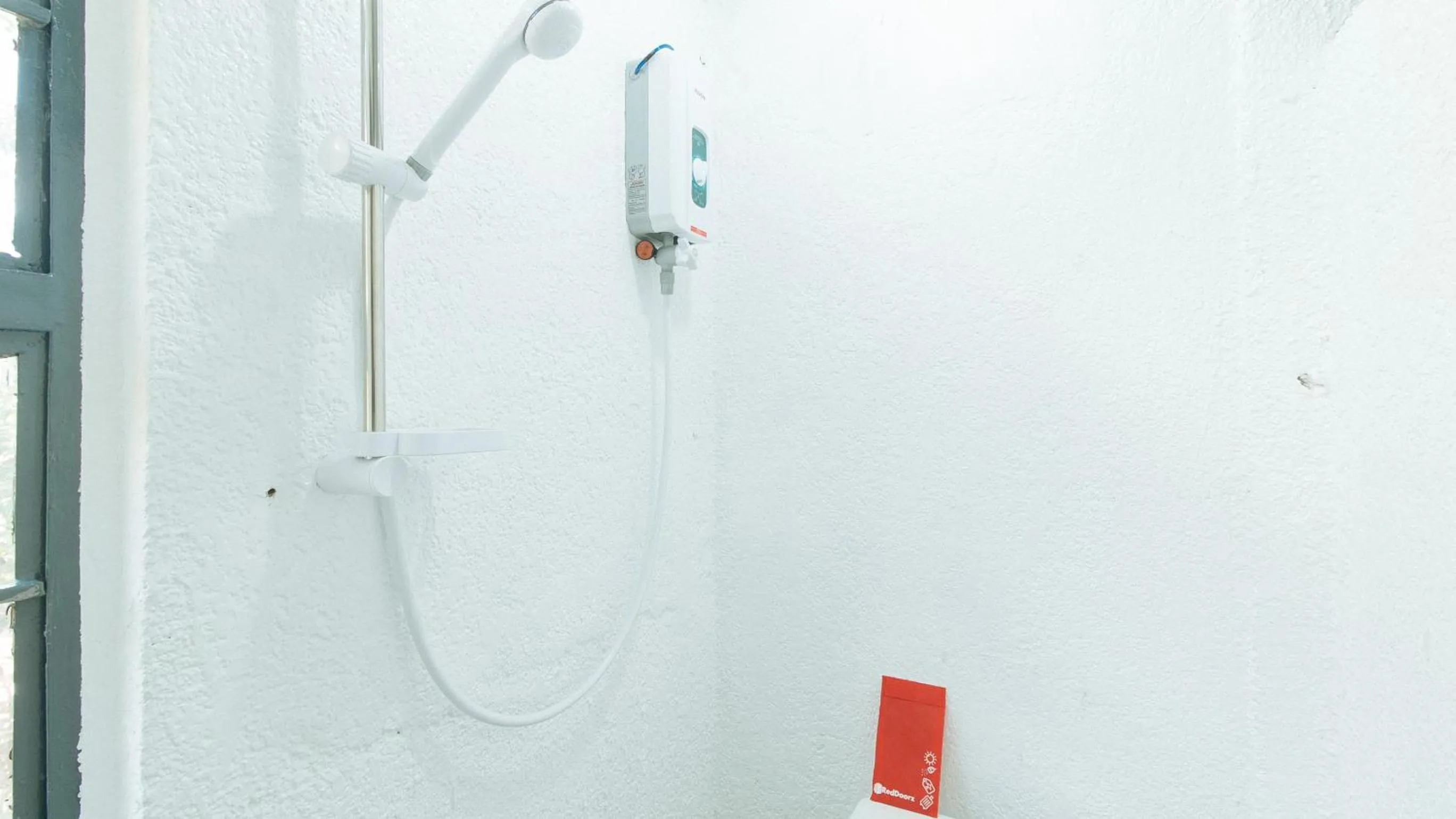 Shower in RedDoorz @ Shukran Rentals OPC Pampanga