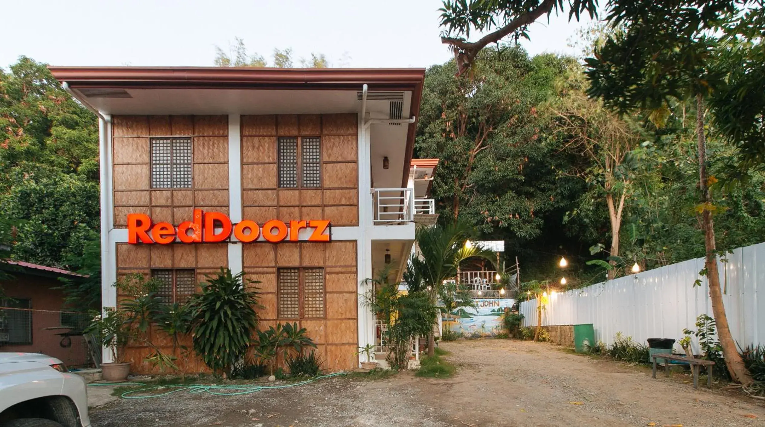 Property building in RedDoorz @ Camp Saint John Hotel La Union Property building in RedDoorz @ Camp Saint John Hotel La Union