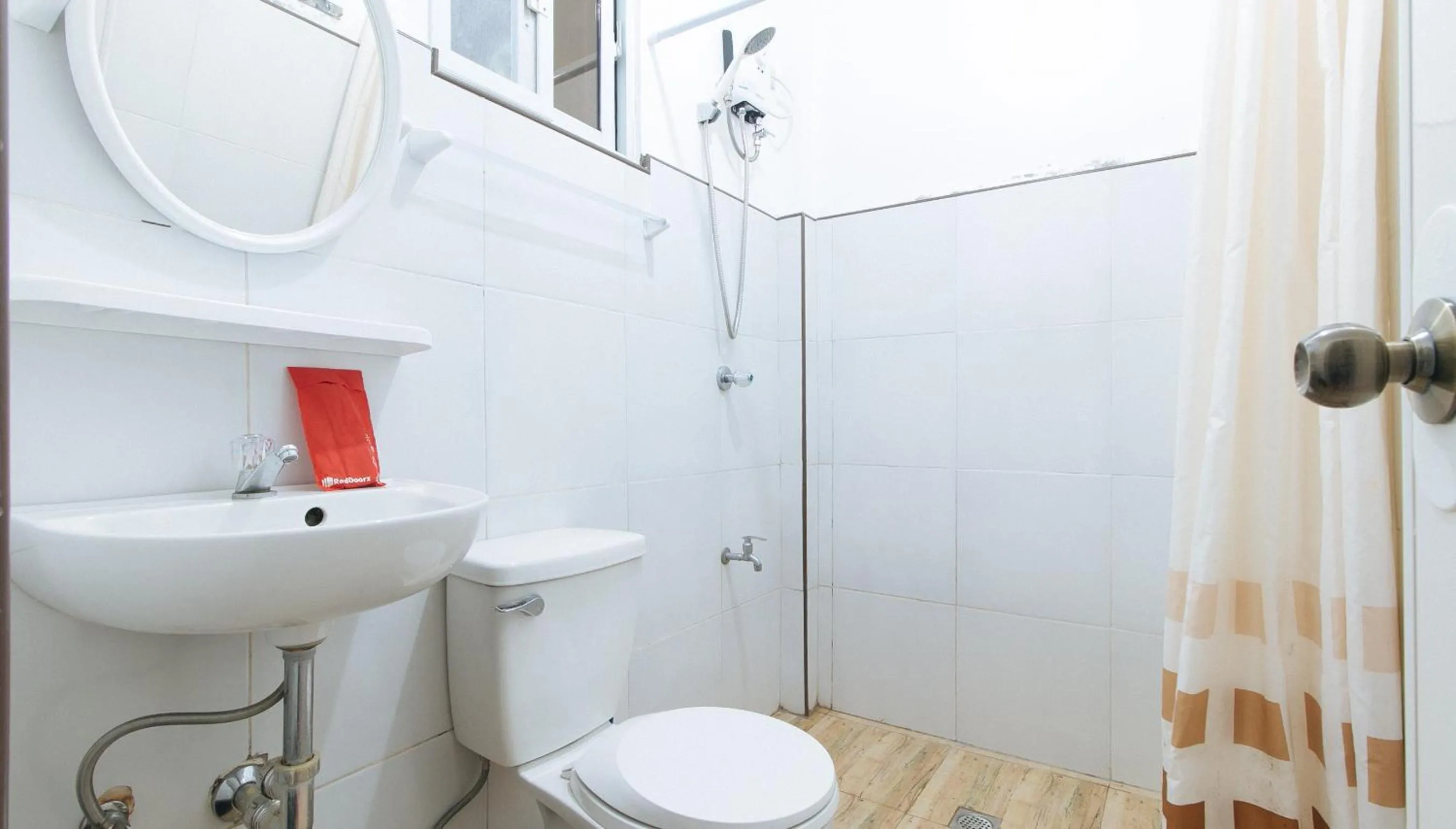 Shower in RedDoorz @ Camp Saint John Hotel La Union