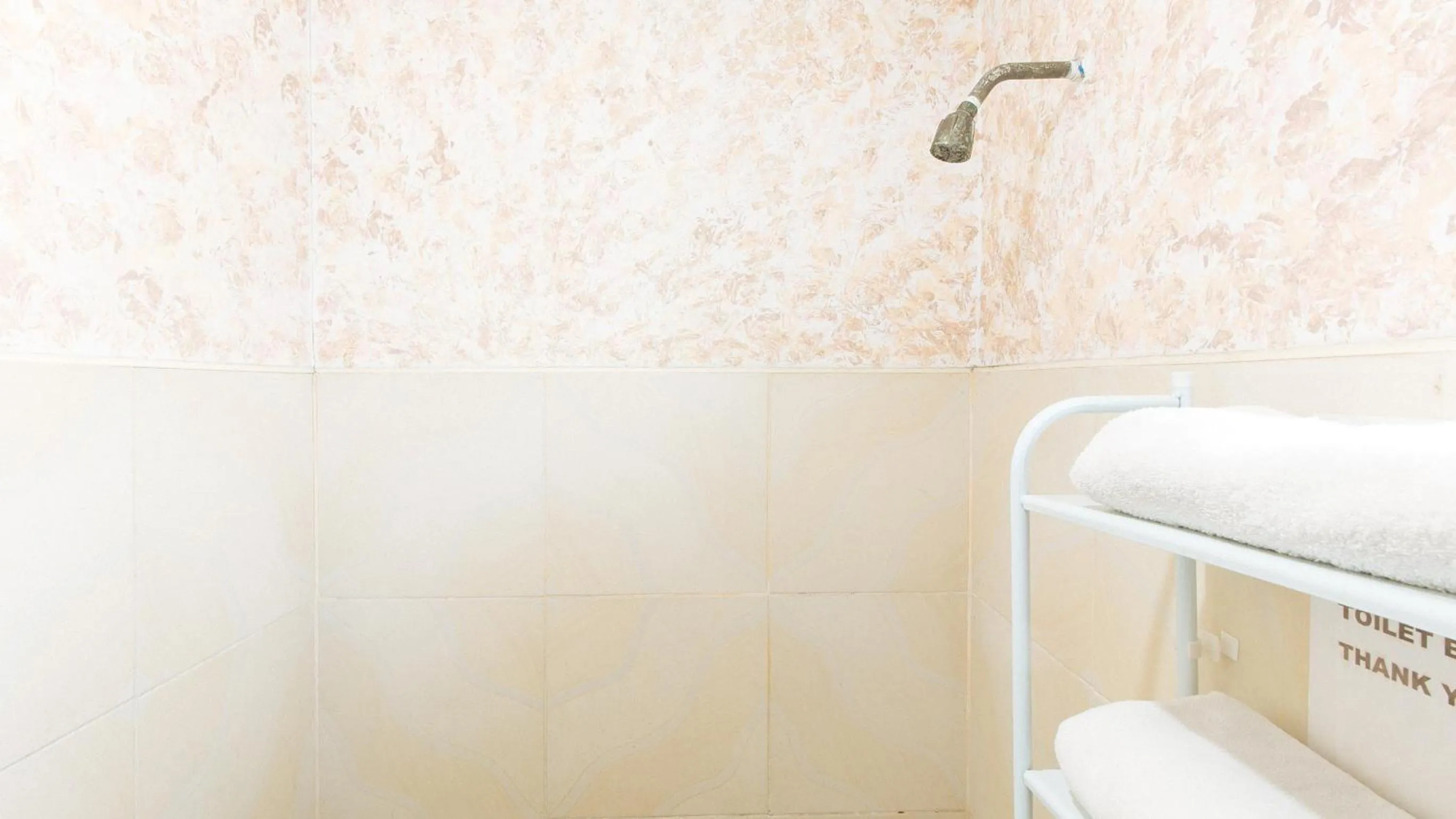 Shower in Cristian Jay Dormitory by RedDoorz