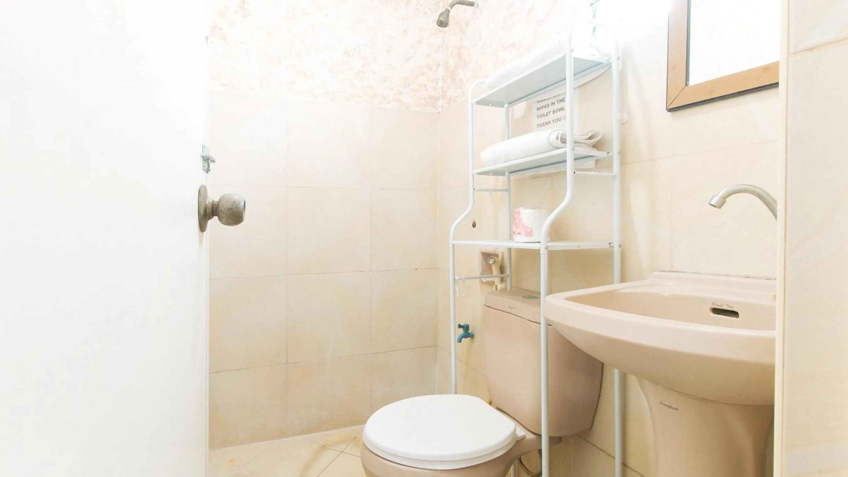 Toilet in Cristian Jay Dormitory by RedDoorz