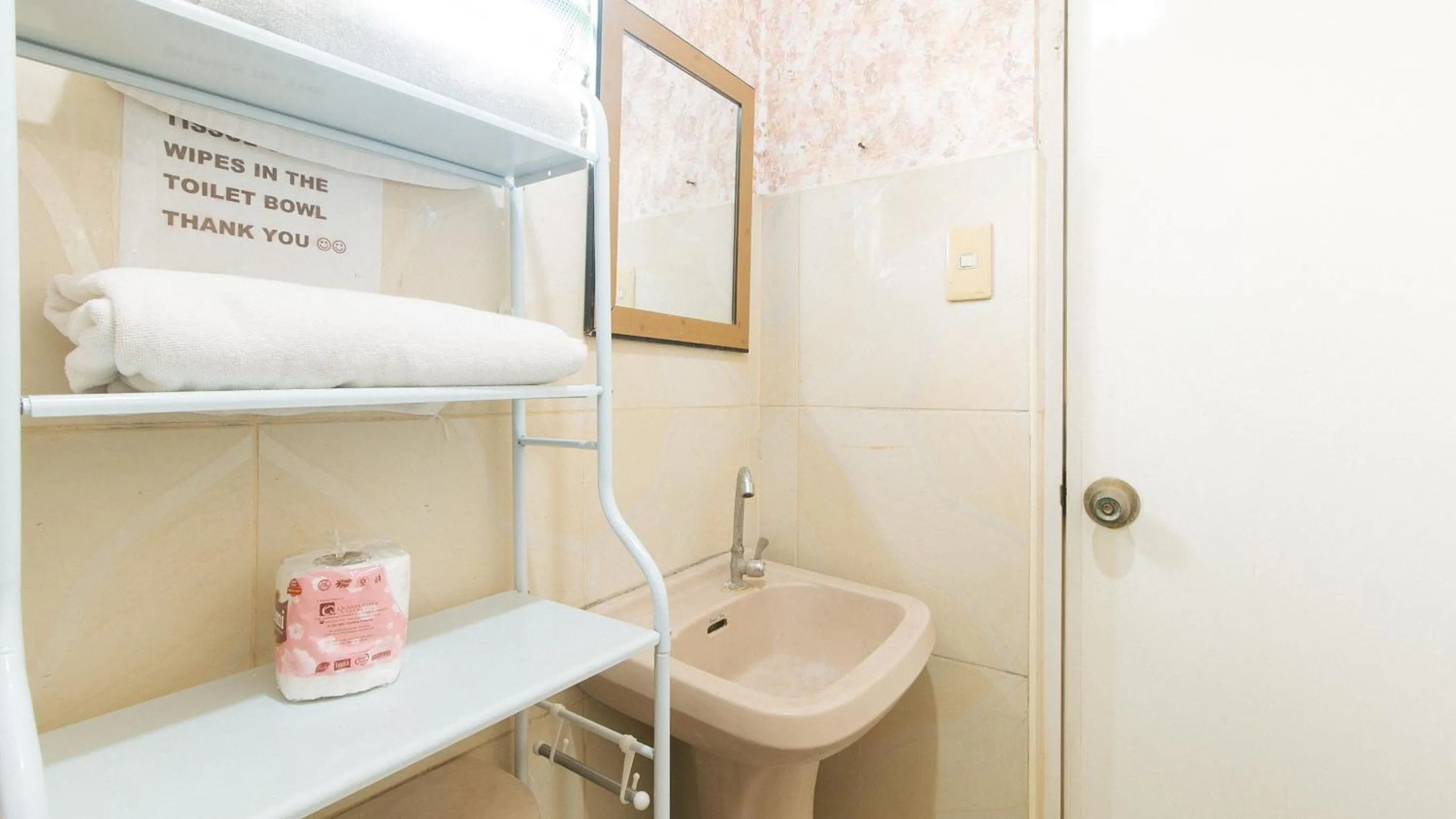 Toilet in Cristian Jay Dormitory by RedDoorz