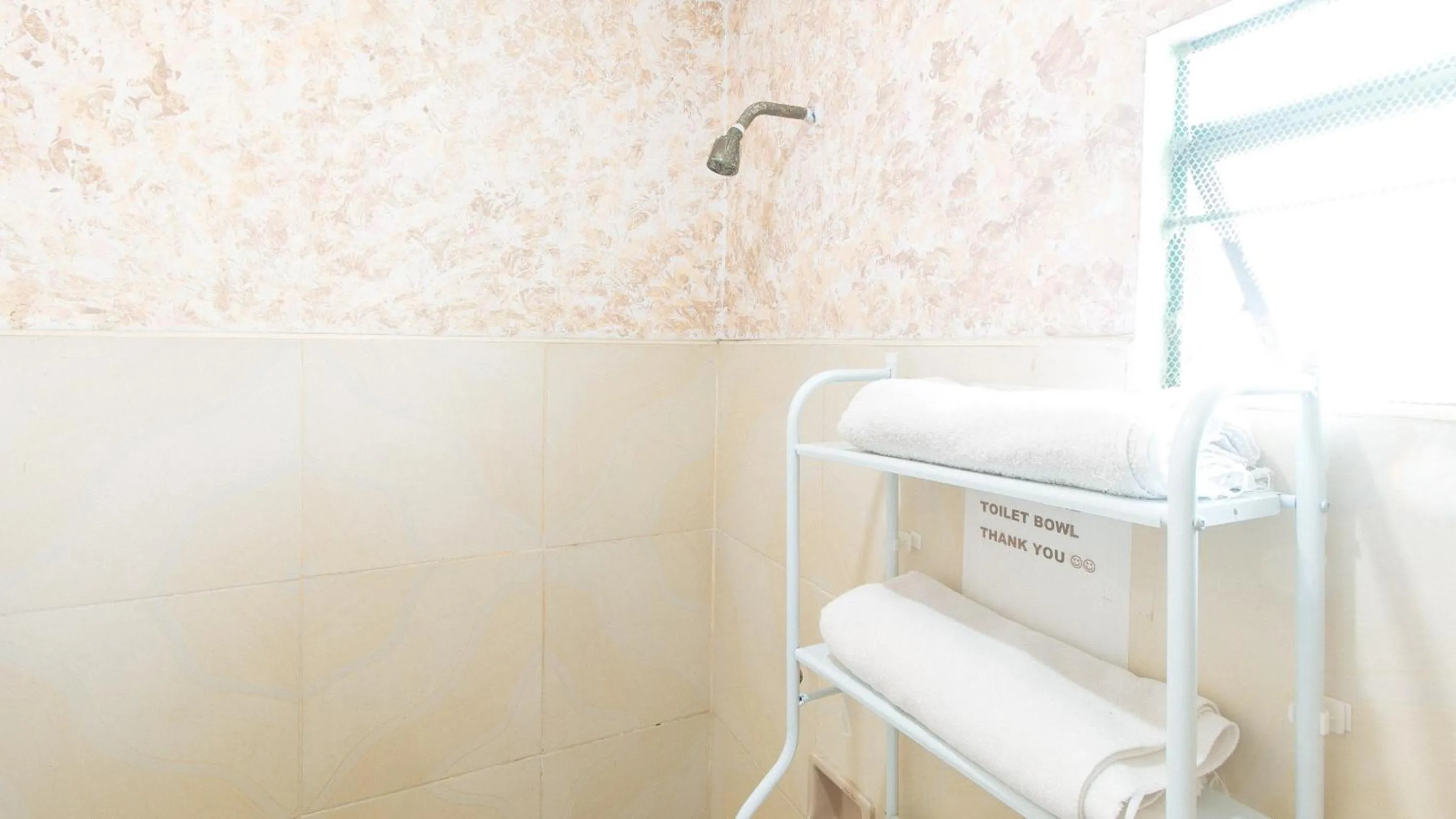 Bathroom in Cristian Jay Dormitory by RedDoorz