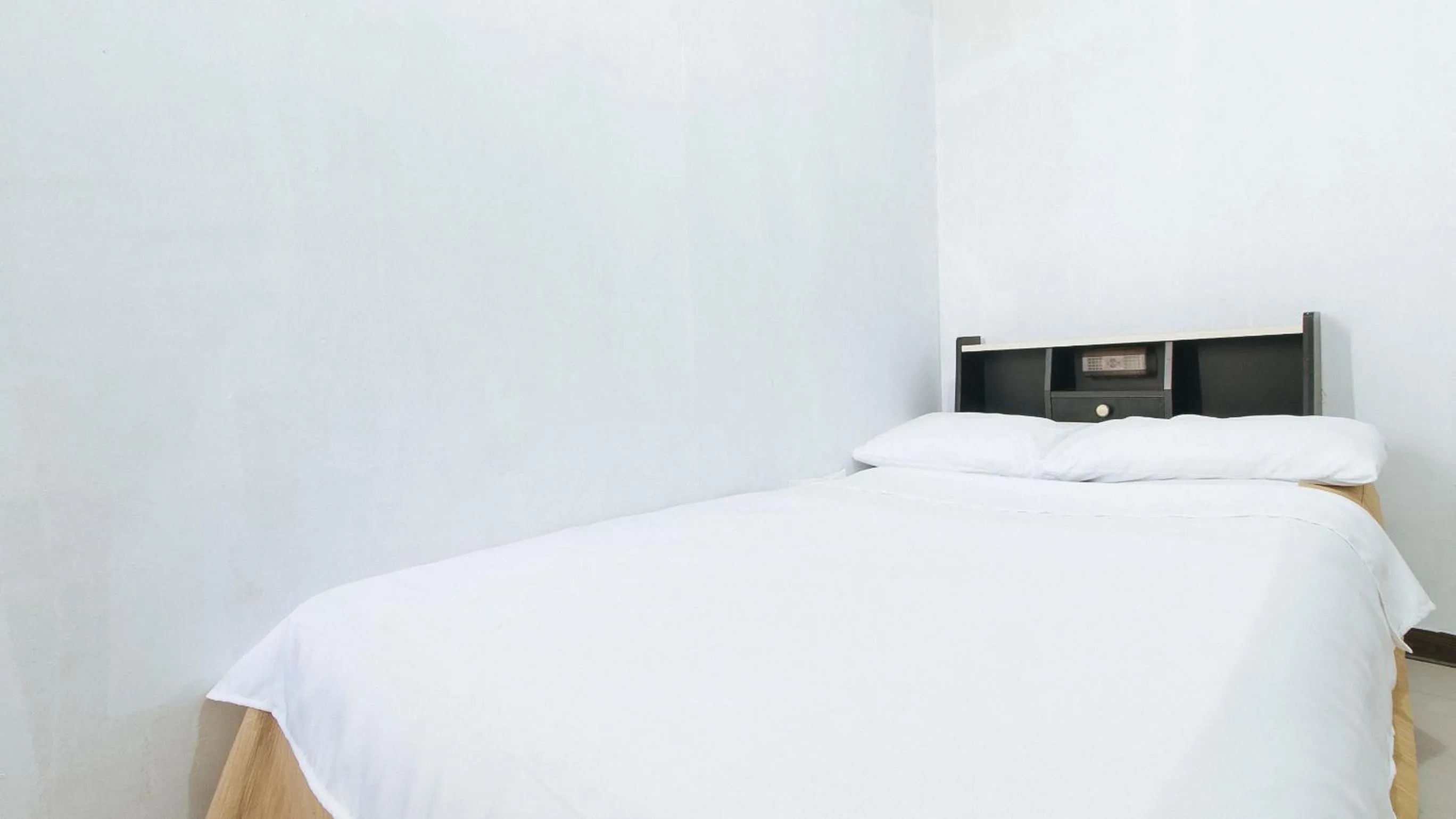 Bedroom, Bed in Cristian Jay Dormitory by RedDoorz