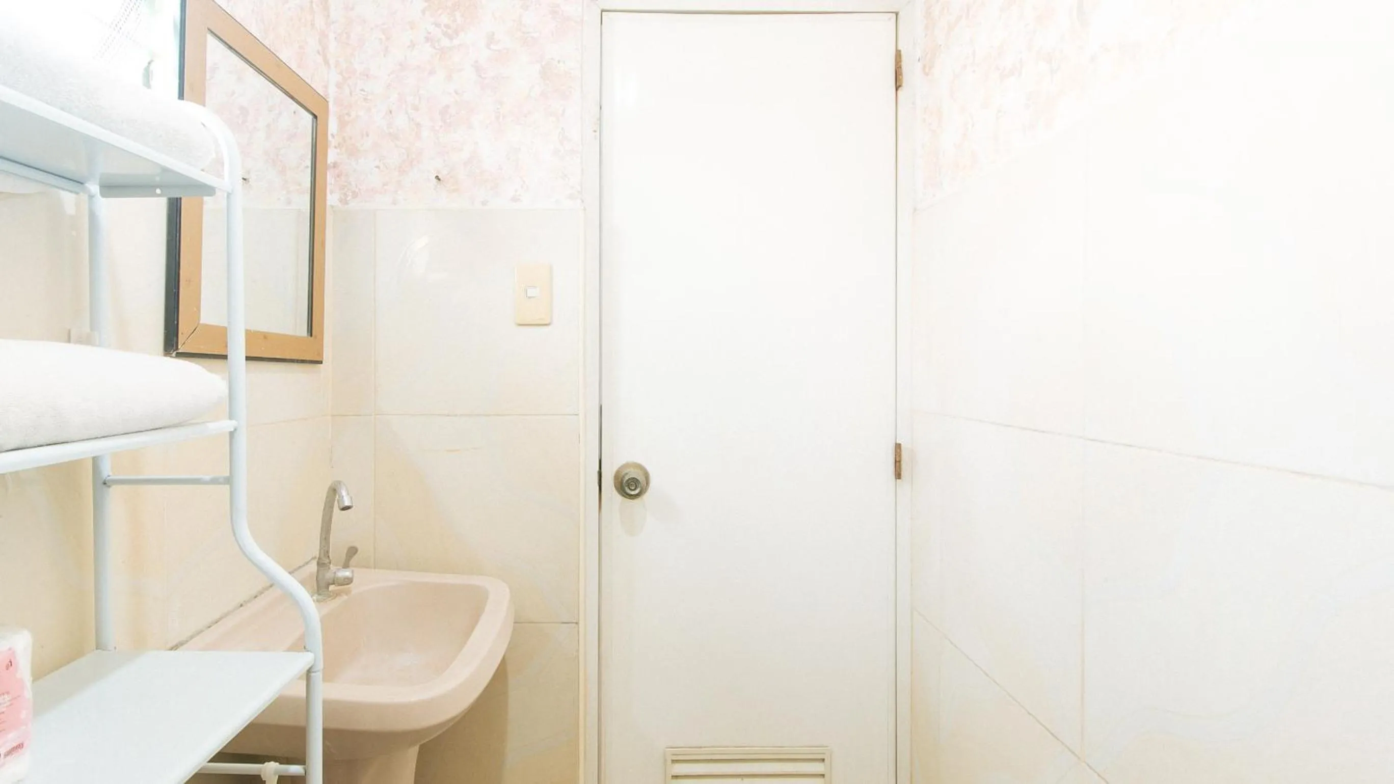 Shower in Cristian Jay Dormitory by RedDoorz