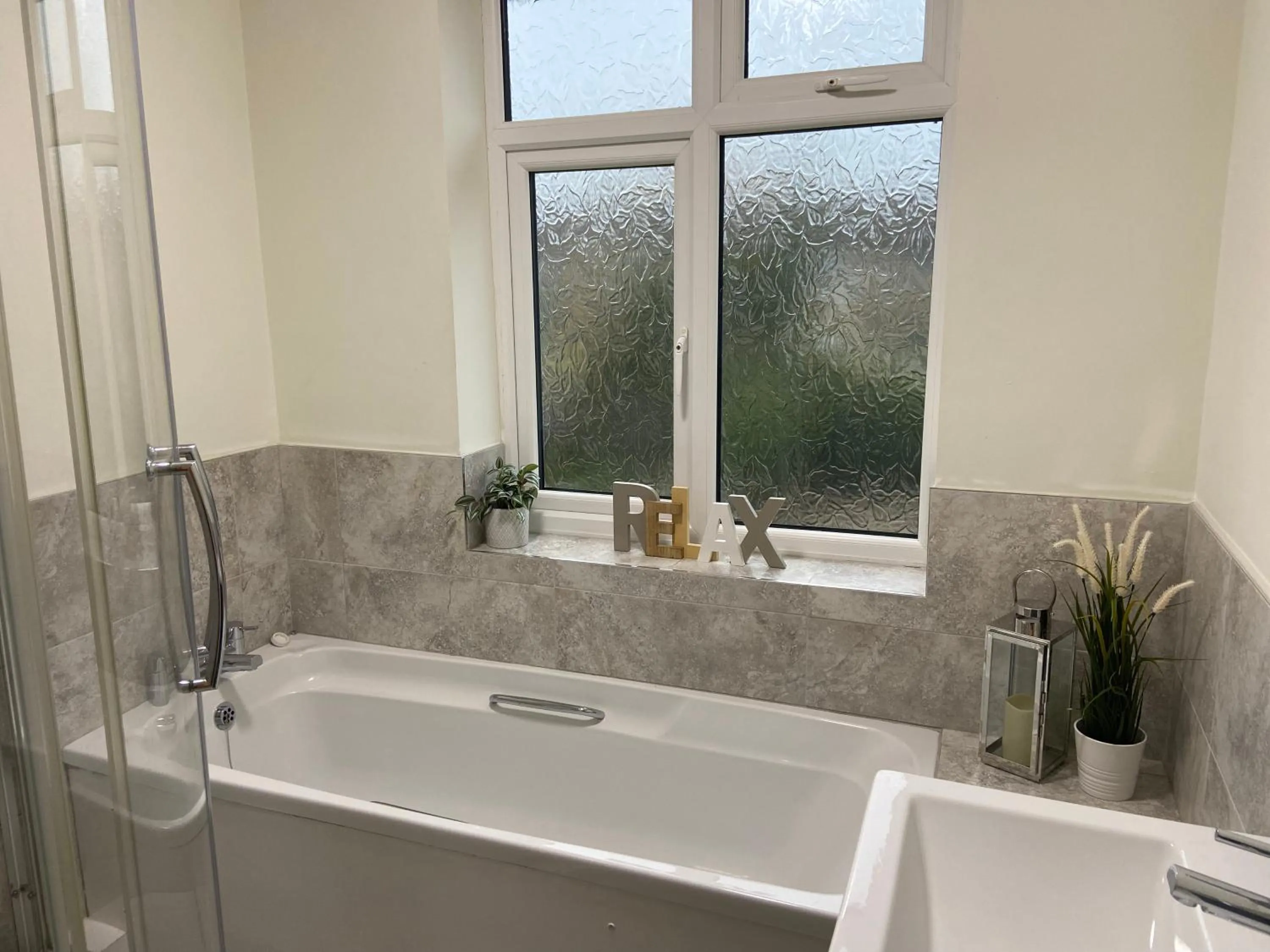 Bathroom in Gladstone Apartments by Bluebell Rooms
