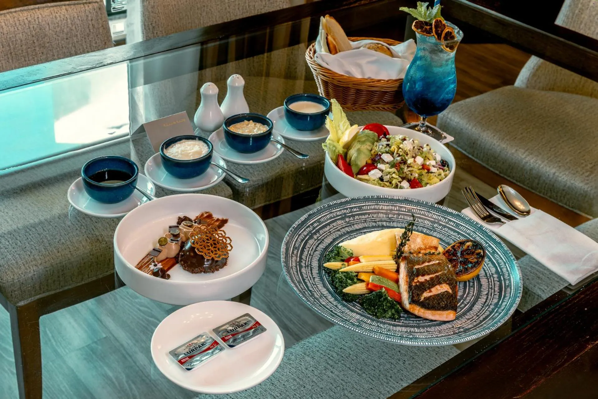 Food in TIME Oak Hotel & Suites