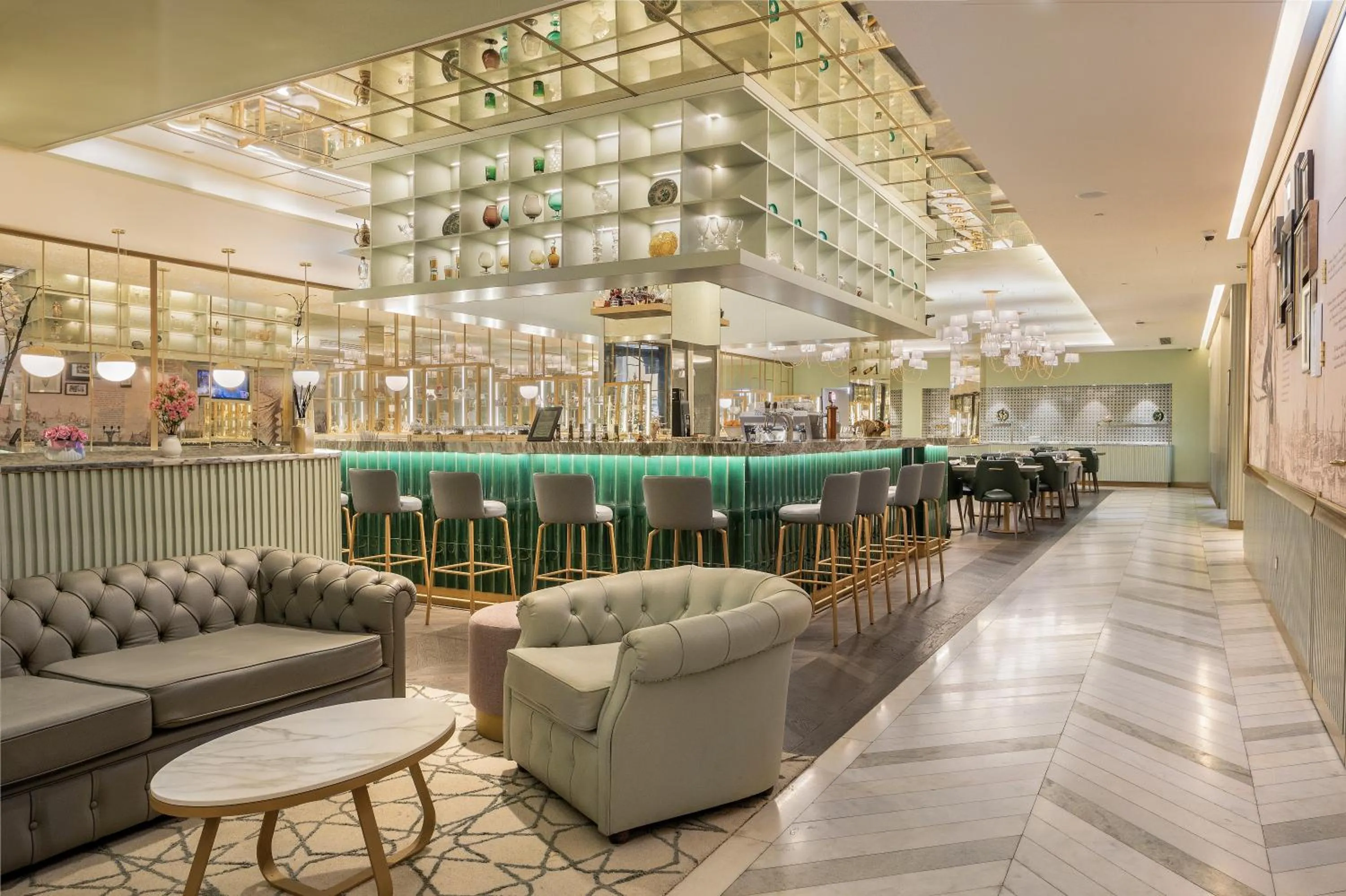 Lounge or bar in The Emerald House Lisbon - Curio Collection By Hilton