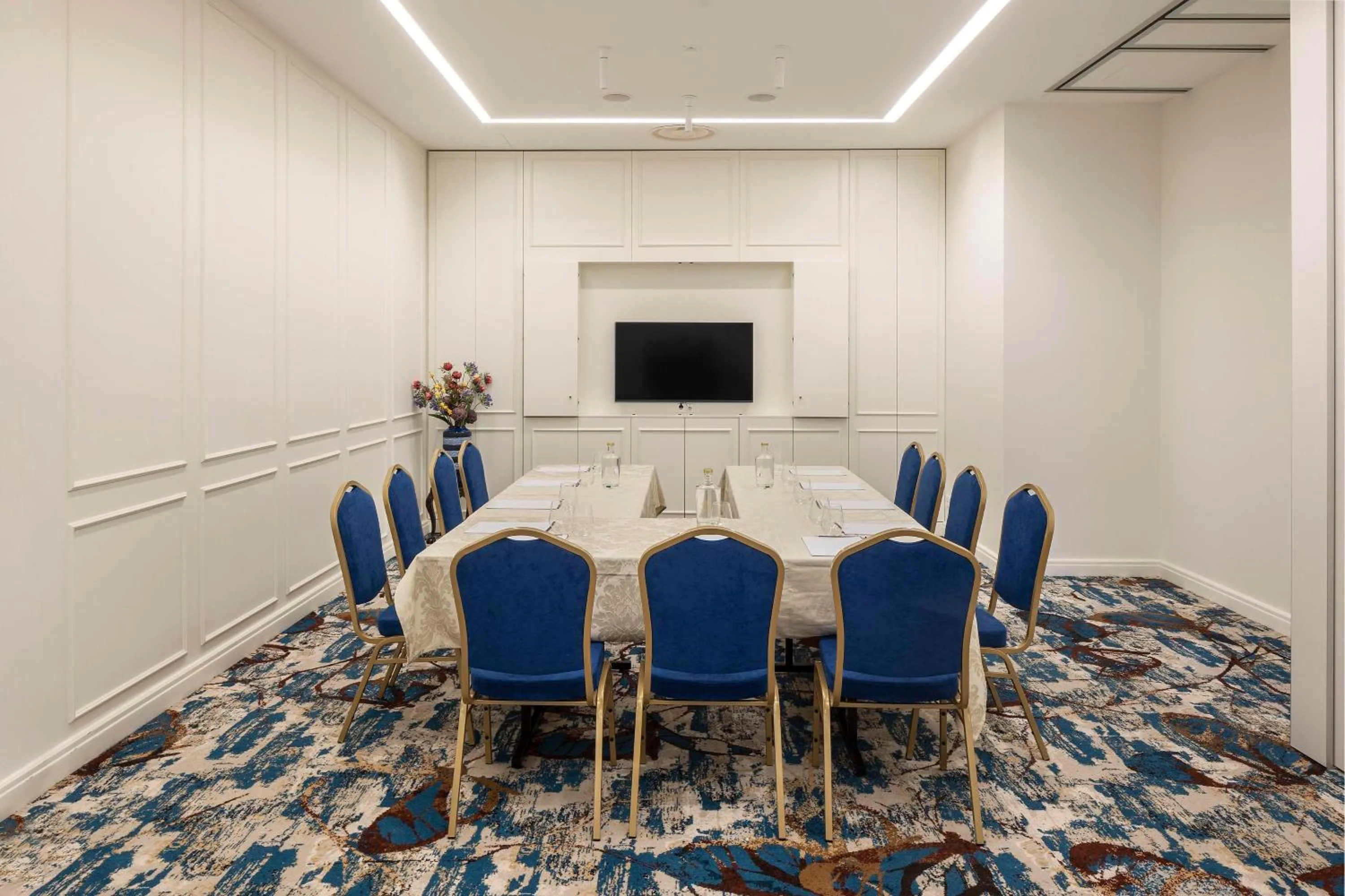 Meeting/conference room in The Emerald House Lisbon - Curio Collection By Hilton