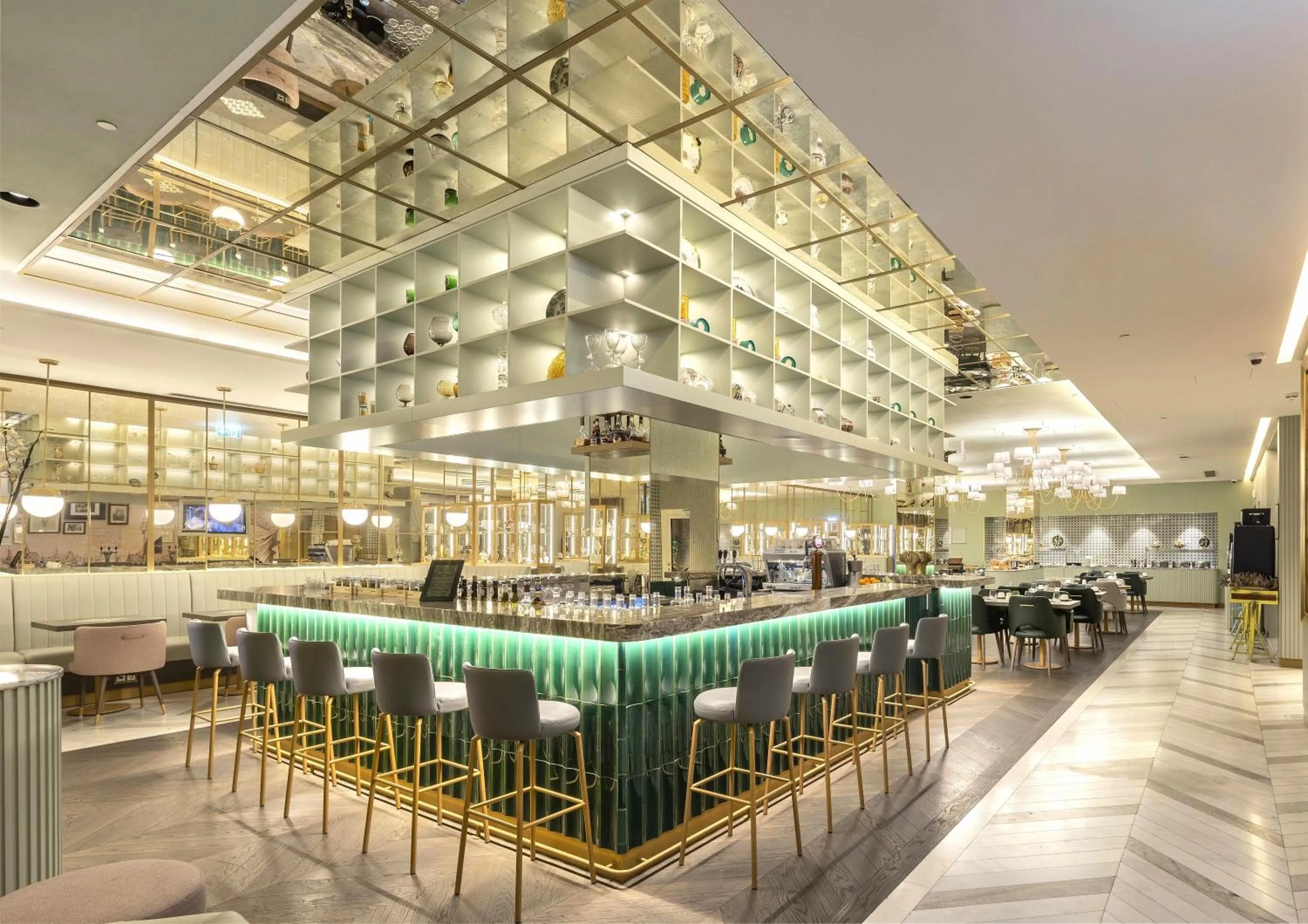 Lounge or bar in The Emerald House Lisbon - Curio Collection By Hilton