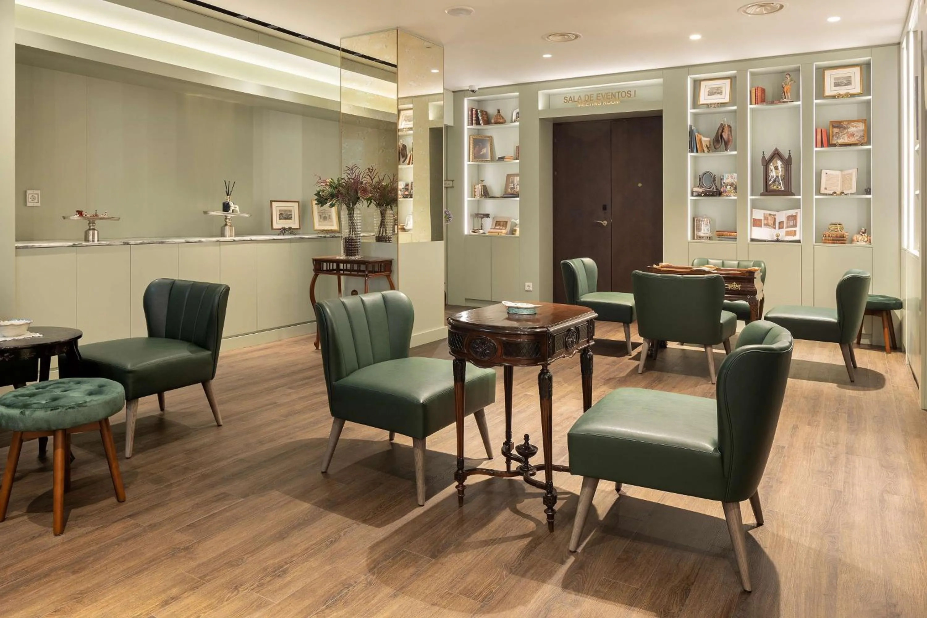 Lobby or reception in The Emerald House Lisbon - Curio Collection By Hilton