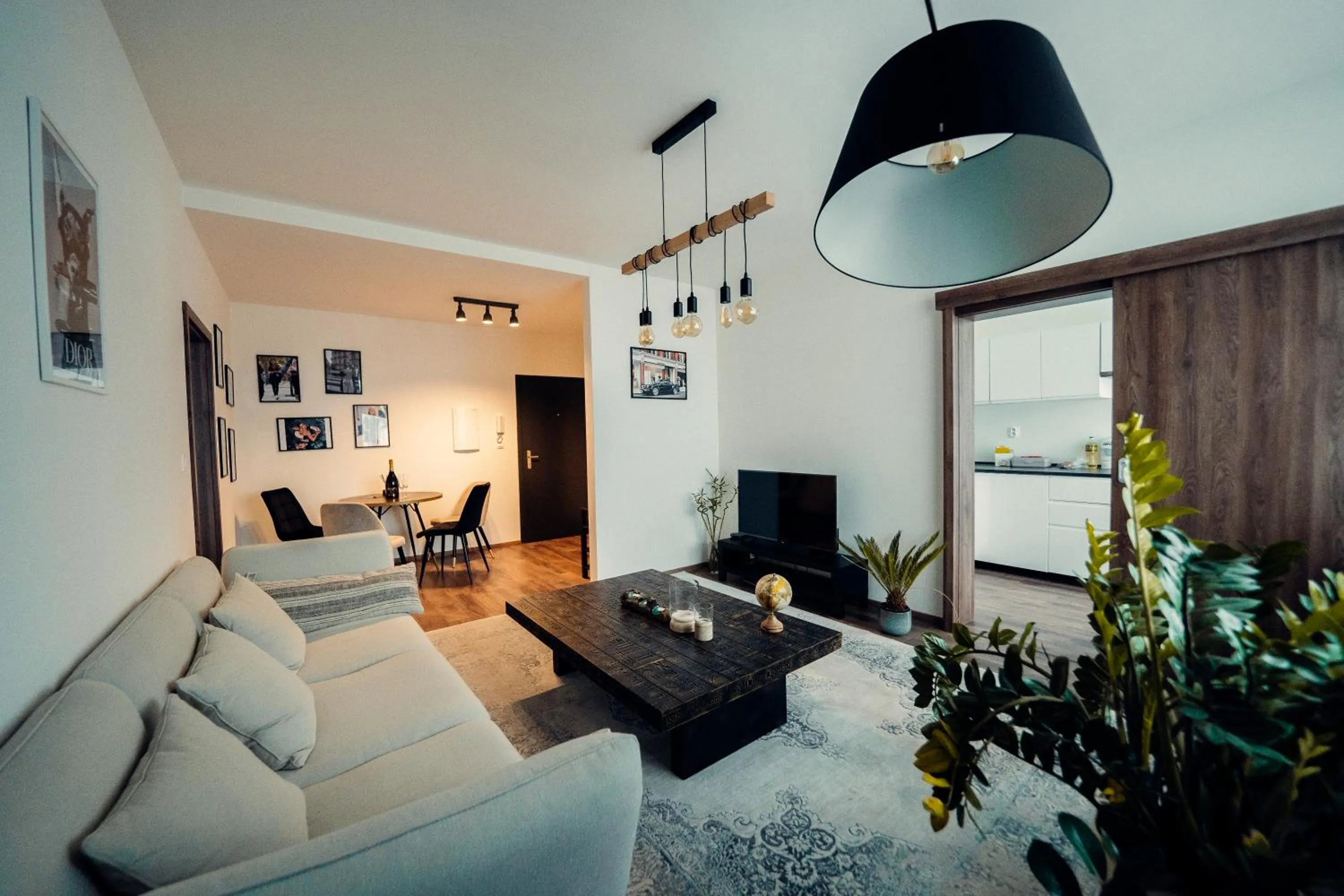 Communal lounge/ TV room in TIFFANY Apartment Hotel