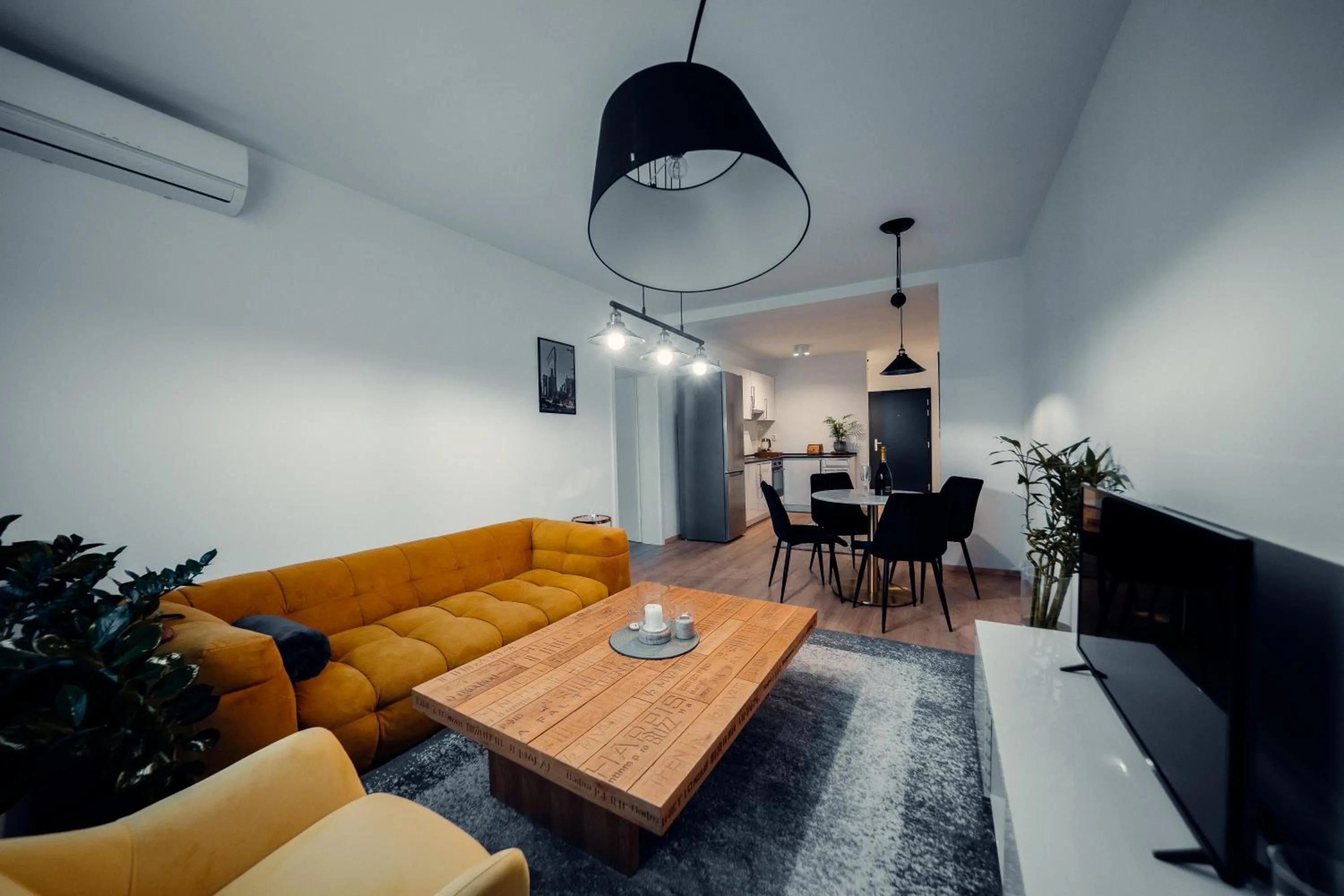 Communal lounge/ TV room in TIFFANY Apartment Hotel