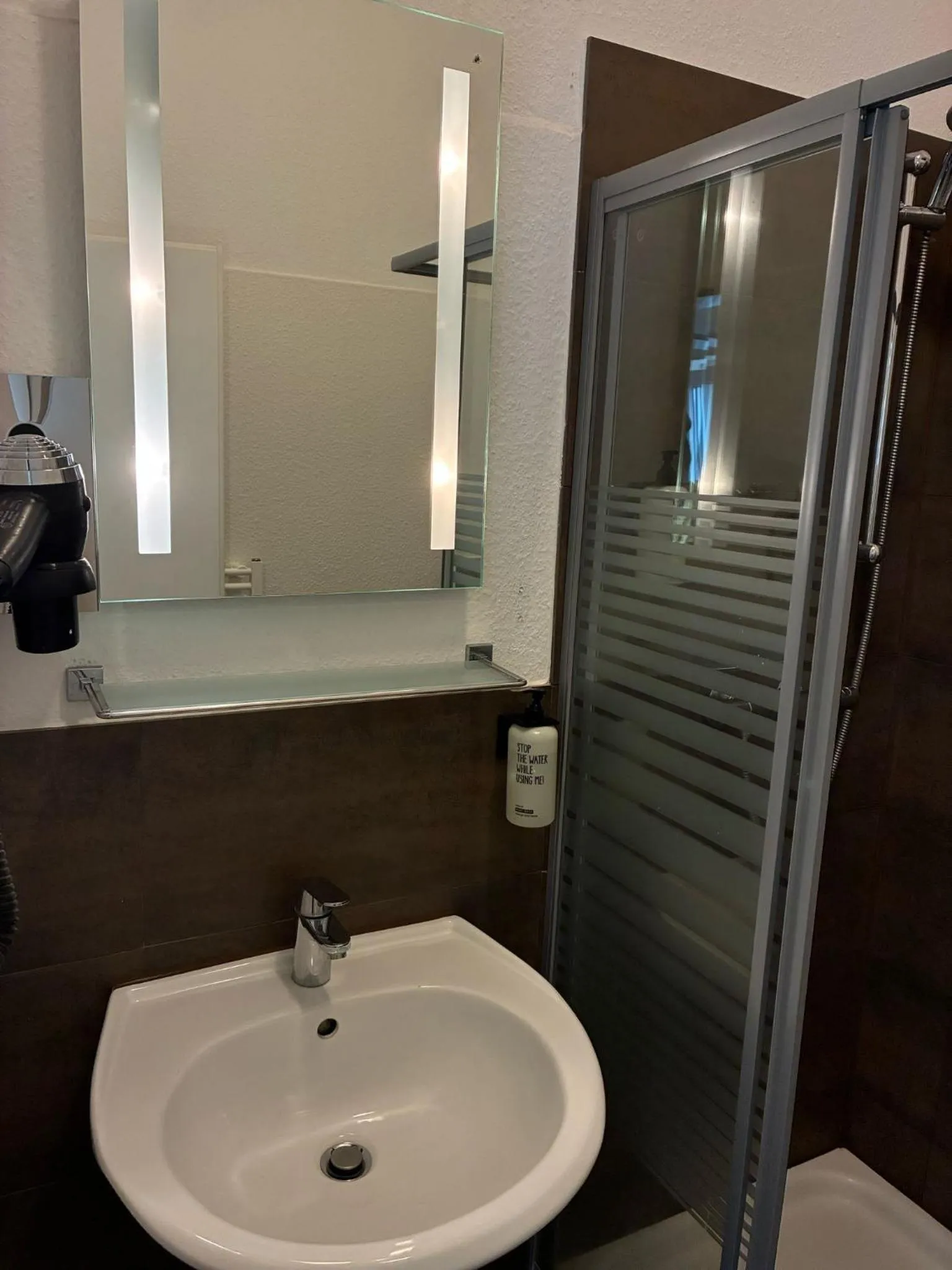 Bathroom in SleepBEEONE Wilhelmshaven