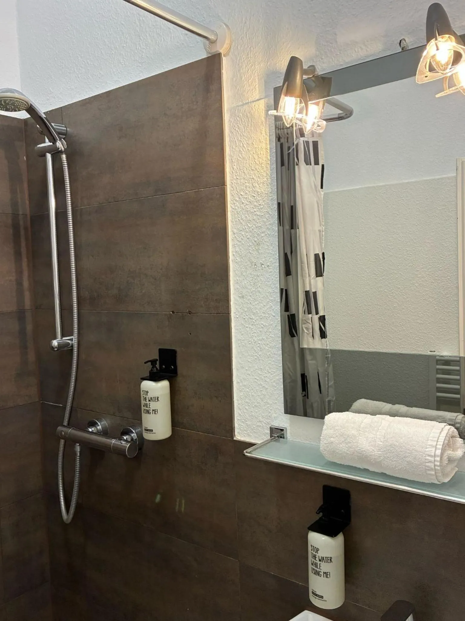 Bathroom in SleepBEEONE Wilhelmshaven