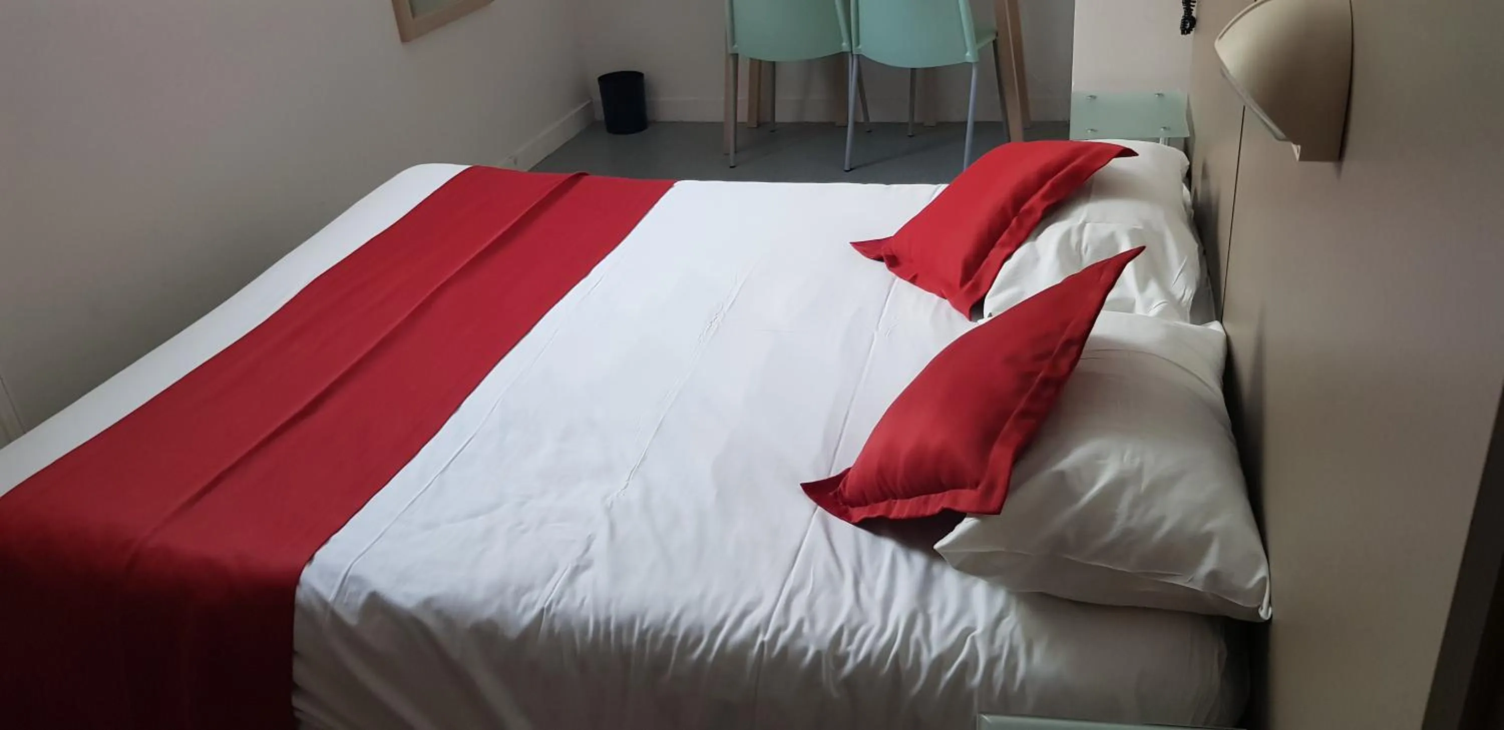 Bed in Hôtel du Musée de l'Eau