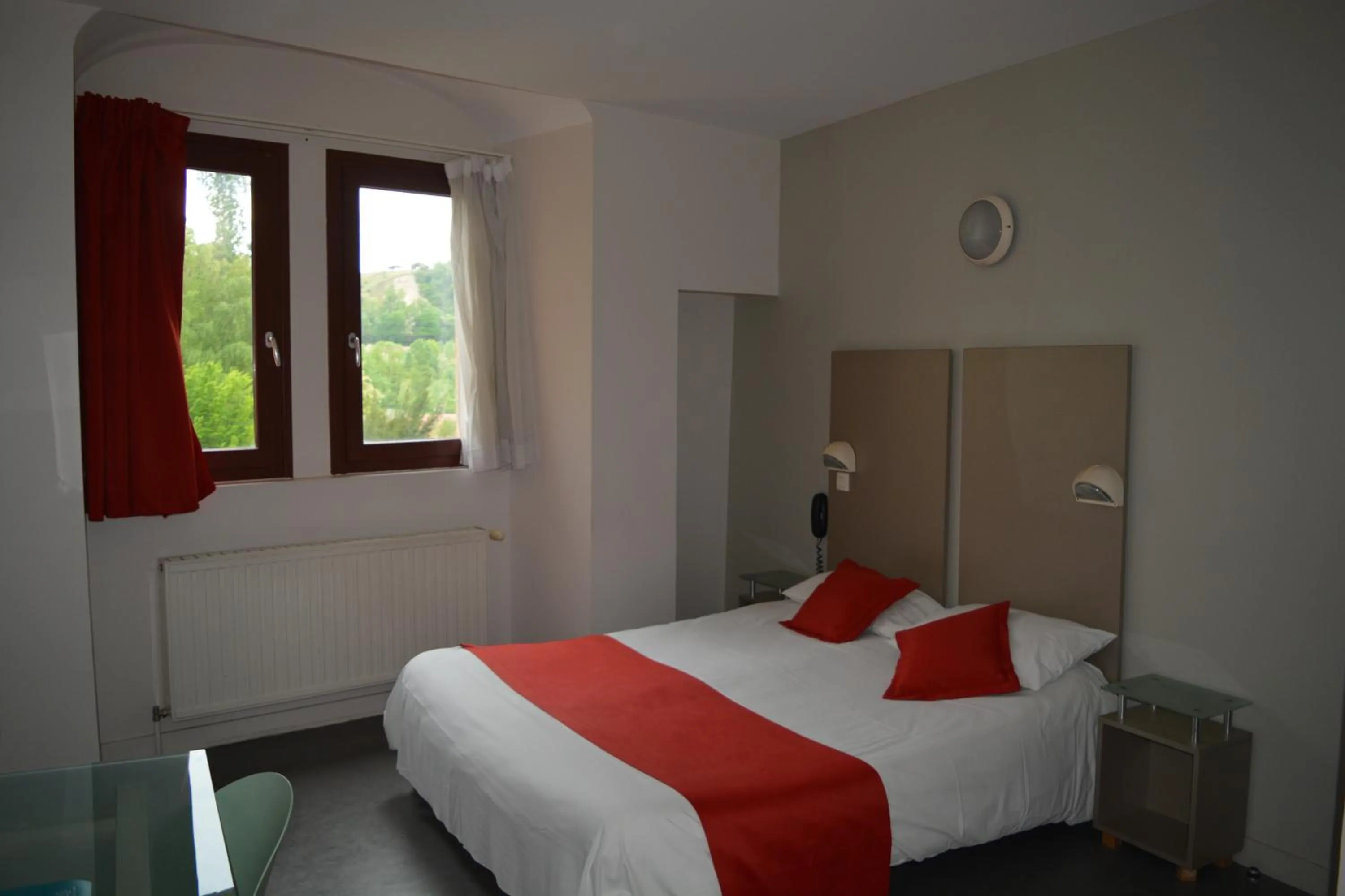 Bed in Hôtel du Musée de l'Eau