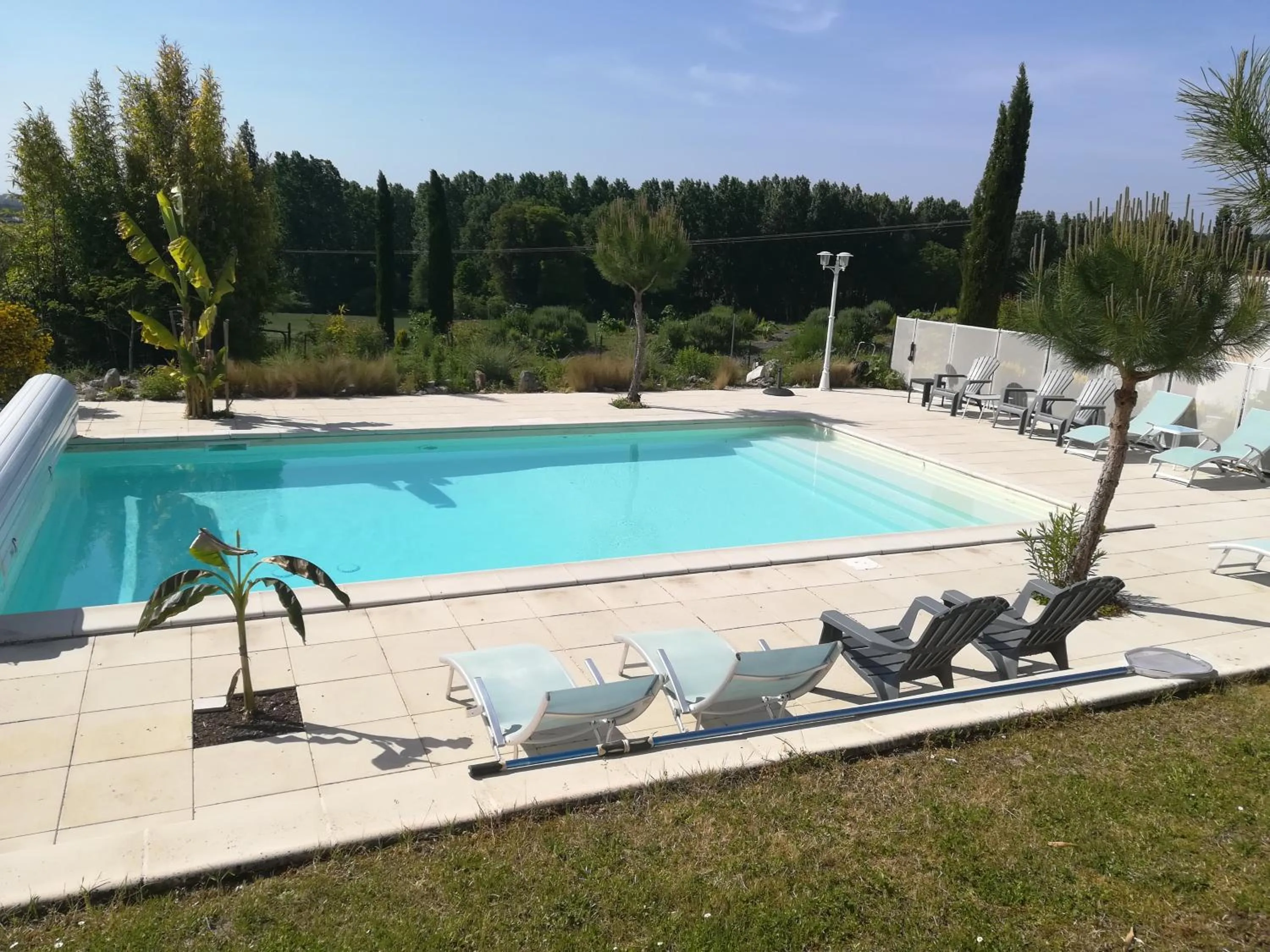 Swimming pool in Le Pigeonnier du Perron Hôtel
