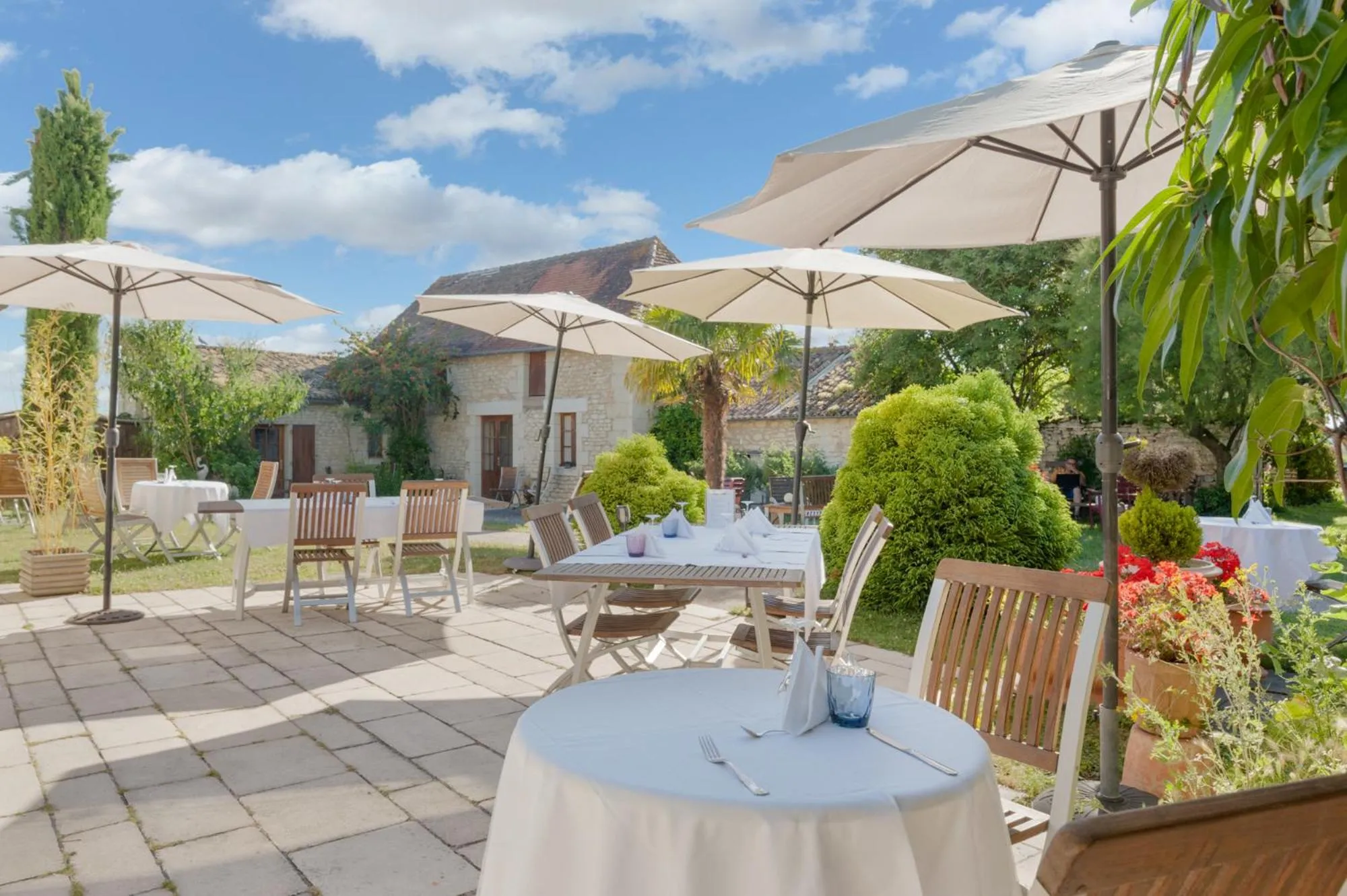 Patio in Le Pigeonnier du Perron Hôtel