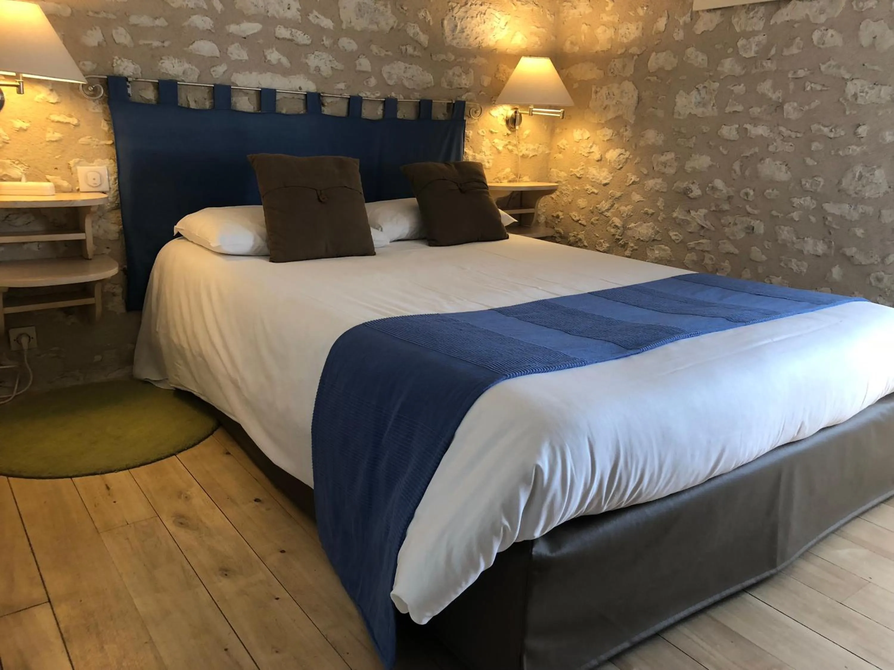 Bed in Le Pigeonnier du Perron Hôtel