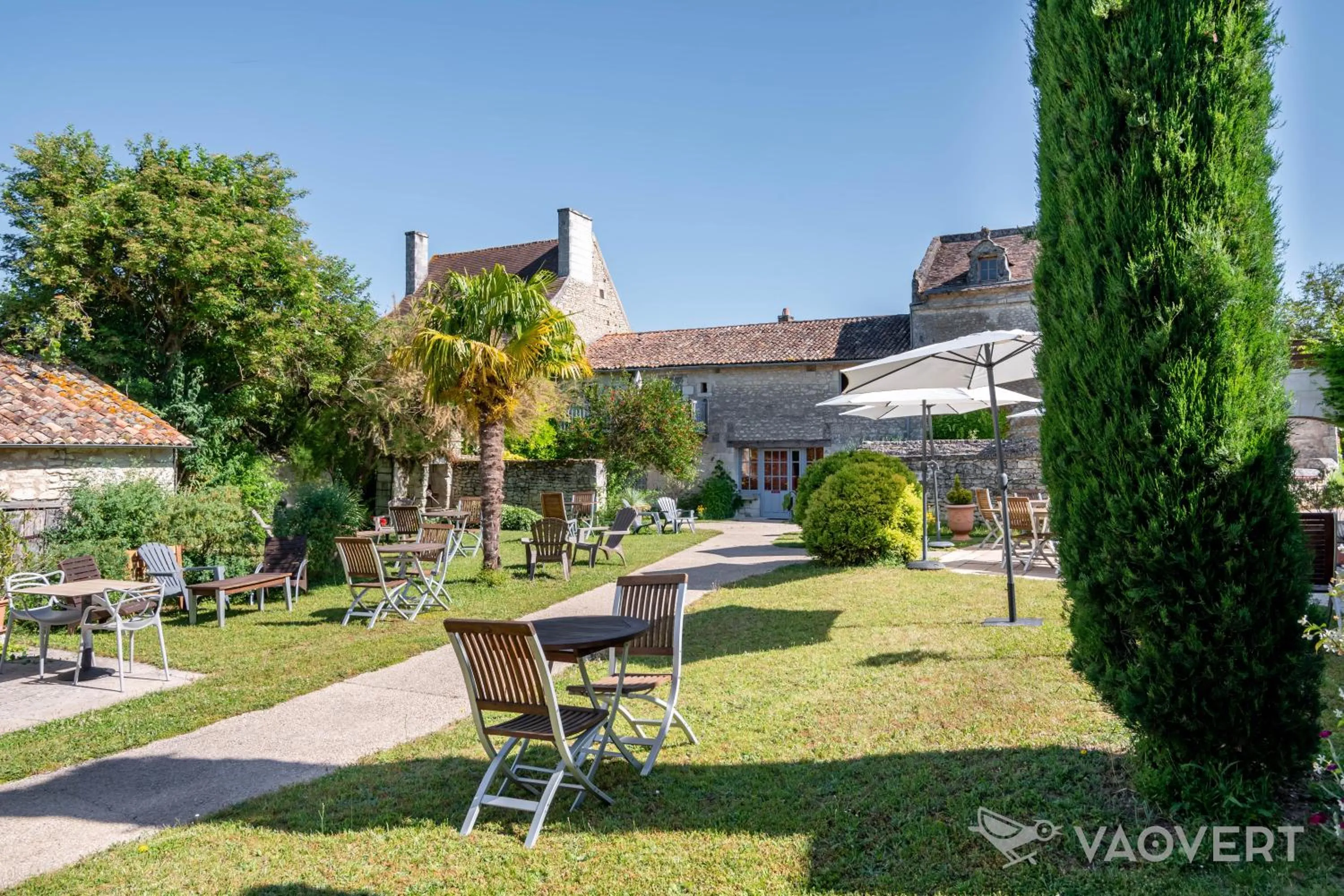 Garden view in Le Pigeonnier du Perron Hôtel