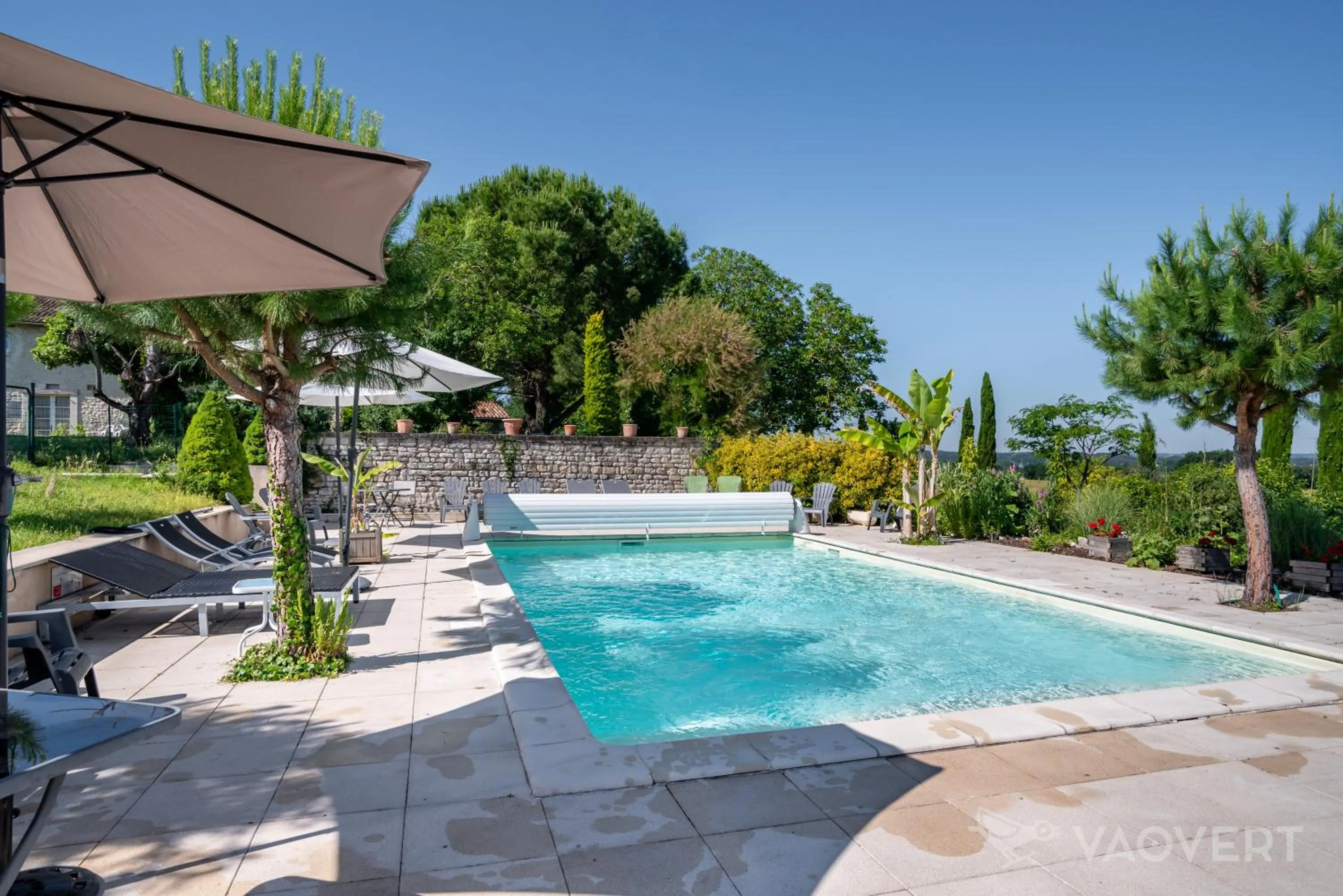 Swimming pool in Le Pigeonnier du Perron Hôtel