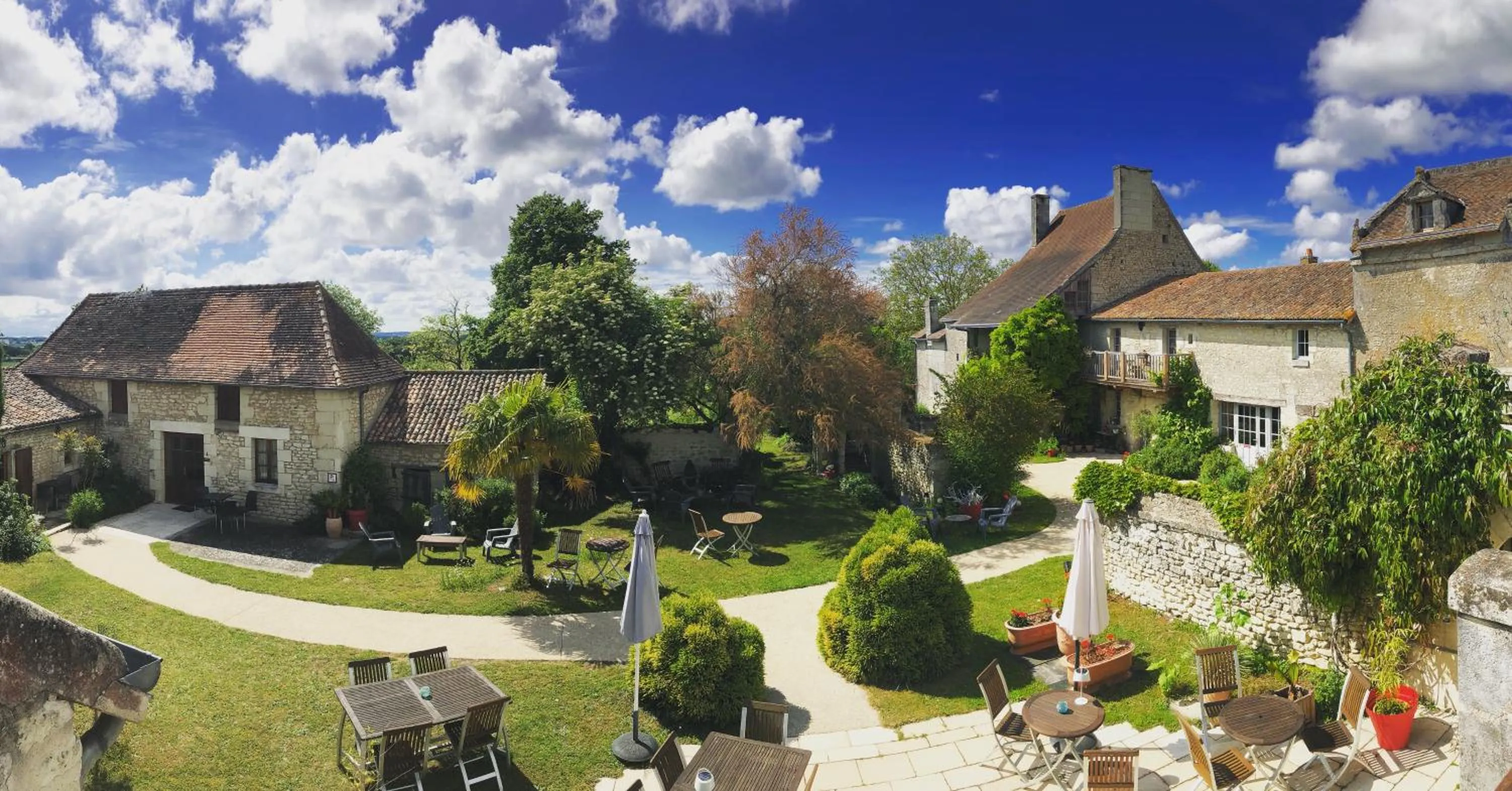Property building in Le Pigeonnier du Perron Hôtel